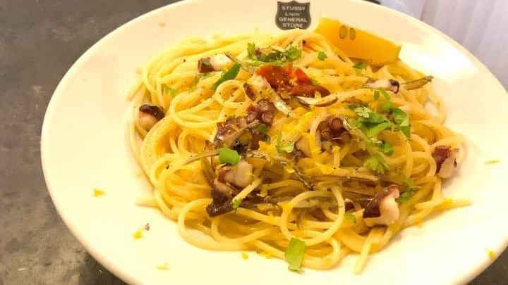 馬場裕之のインスタグラム：「煮干しパスタ🐟🍝 ... YouTube【馬場ごはん】 作り方紹介してます✨ ▷ @hiro88 こちらからみて是非作ってみて下さい☺️ ... 『材料』 パスタ100g タコ足30g（イカでも） 煮干し10匹（煮干し粉、だし粉でも） レモン1個（ゆず、柚子胡椒でも） にんにく1片 鷹の爪1本 オリーブオイル適量 パクチー適量（パセリ、イタリアンパセリでも） 塩胡椒少々 #おうち時間  #おうちごはん  #吉本自宅劇場  #馬場ごはん」