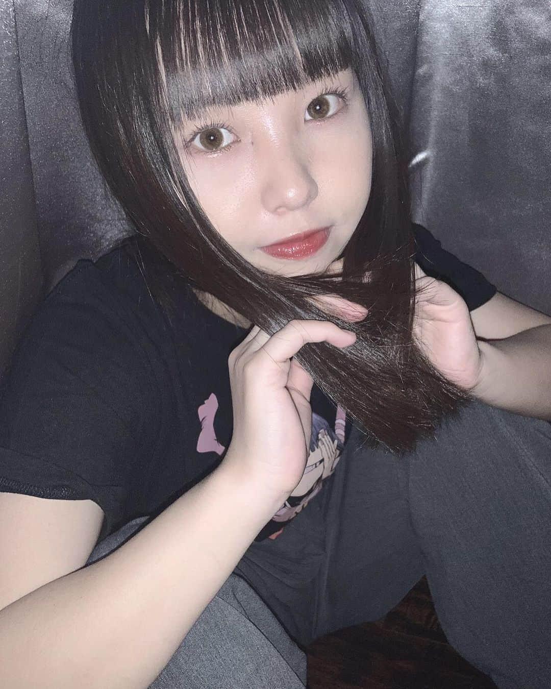 本郷柚巴のインスタグラム：「もうTシャツきてしまった💦 お洒落するの楽しい☺︎ 皆さんは衣替えしましたか？  #お家コーデ #ゴリラズ #挑戦 #Gorillaz #Noodle ちゃん😈」