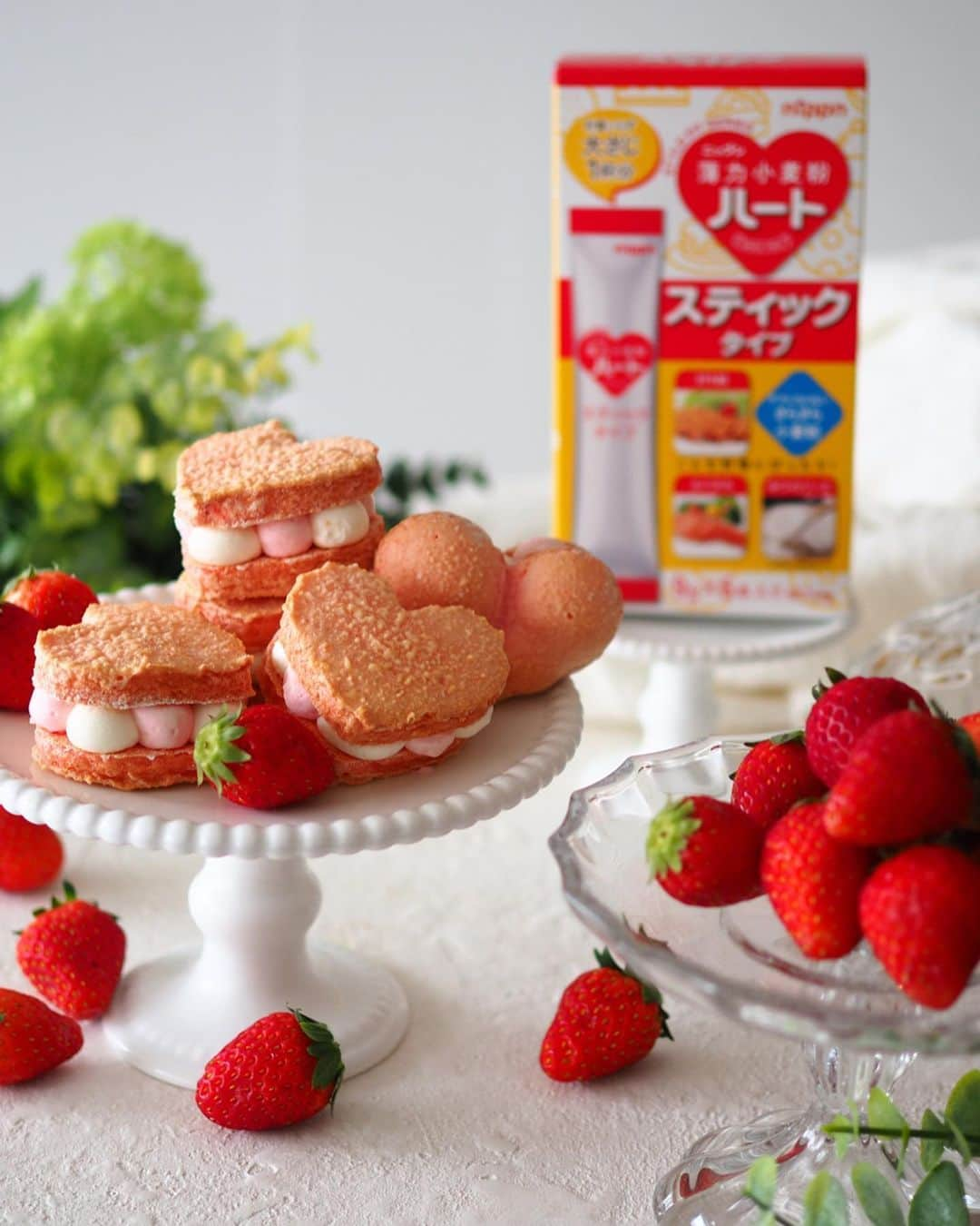 まりさんのインスタグラム写真 - (まりInstagram)「🍓ハートの苺ダックワーズケーキ🍓 レシピあり . 日本製粉様より少量使い時にとても便利なニップンハート薄力小麦粉スティックタイプが発売されました😊 1本あたり大さじ1杯分で計量いらず。小容量なので、いつでも開けたてフレッシュなのは嬉しいですよね😆 . 今回こちらのニップンハート薄力小麦粉スティックタイプを使用したレシピ開発を担当させて頂きまして、"ハート薄力粉"だけにハートの苺ダックワーズケーキを作りました😊 . ダックワーズって難しそうに見えて意外と簡単。型がなければ口金で絞ってもOKです。 中に挟むバタークリームを作るのに、重い腰があがらない時がありますが😅、こちらは簡単なマスカルポーネクリームを挟んでケーキタイプに仕上げたので、簡単ですよ😊 . レシピはちょっと長くなりますがこちらです。 ↓ 約8個分 . . . ◆材料 . 【ダックワーズ】 ・★ニップン薄力小麦粉スティックタイプ　2本（18ｇ） ・★アーモンドパウダー 　60ｇ ・★粉砂糖 　60ｇ ・★苺パウダー 　3ｇ（なくても可） ・卵白 　100ｇ ・グラニュー糖 　30ｇ ・食紅 　少々 ・粉砂糖（焼く前にふりかける用）　適量 . 【マスカルポーネクリーム】 ・生クリーム 　160㎖ ・マスカルポーネ 　60ｇ ・練乳 　20ｇ ・砂糖 　15ｇ ・苺パウダー 　3ｇ ・食紅 　少々 . . ◆作り方 . 【ダックワーズ】 ⑴ ★の薄力粉、アーモンドパウダー、粉砂糖、苺パウダーは合わせてふるっておく。 . ⑵ 絞り袋に丸い口金をつけてセットしておく。 大きめのボウルに卵白を入れハンドミキサーで軽く泡立てる。  ⑶ グラニュー糖を３回に分けて加えながら、角がピンと立つぐらいしっかりしたメレンゲを作る。  ⑷ ⑶に⑴を加えて、ゴムベラで泡を潰さないよう切るように混ぜる。  ⑸ 準備しておいた絞り袋に⑷を手早く入れる。  ⑹ 天板にオーブンシートを敷いて、その上にハート型になる様に⑸を絞る。  ⑺  粉砂糖を茶こしで振りかけて、粉砂糖が溶けたらもう一度、粉砂糖を振る。  ⑻ 160度に温めたオーブンで15～17分焼く。（途中で焦げ色がつくようなら温度を下げる） . ※もしハートのシャブロン型（ダックワーズ用の型）を持っていれば、⑹で天板にオーブンシートを敷いてシャブロン型を置き、⑸を絞る。表面をパレットナイフでならして型を外す。 (7)以降は同様。 . . 【マスカルポーネクリーム】 ⑴ ボウルに生クリーム、マスカルポーネ、練乳、砂糖を入れて角がたつまで泡立てる。  ⑵ もう一つボウルを用意して⑴を半量分ける。 片方のクリームに苺パウダーと食紅を入れて苺味のマスカルポーネクリームにする。 . . 【組み合わせる】 ⑴ 丸口金をつけた絞り袋にマスカルポーネクリームを入れてダックワーズに絞る。  ⑵ 苺マスカルポーネクリームと交互になる様に絞っても可愛いし、マスカルポーネと苺マスカルポーネを分けてもよい。  ⑶ 上にもう１枚ダックワーズを重ねて出来上がり！  良かったら作ってみてくださいね😊 . . .  #日本製粉#ニップン#NIPPN#ハート薄力粉#ニップンハート薄力粉 #ニップンハートスティックタイプ薄力粉 #計量いらず#ダマにならない#さらさら小麦粉#いつも食卓にニップン#PR#小麦粉#薄力粉 #手作りケーキ#手作りお菓子#手作りスイーツ#お菓子作り#お菓子作り好きな人と繋がりたい」5月22日 18時24分 - mari6260707