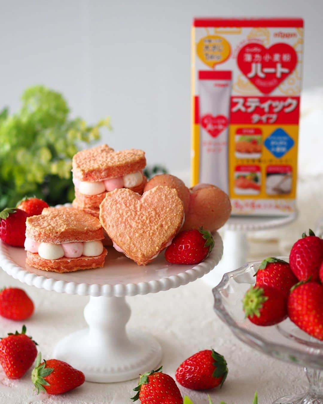 まりさんのインスタグラム写真 - (まりInstagram)「🍓ハートの苺ダックワーズケーキ🍓 レシピあり . 日本製粉様より少量使い時にとても便利なニップンハート薄力小麦粉スティックタイプが発売されました😊 1本あたり大さじ1杯分で計量いらず。小容量なので、いつでも開けたてフレッシュなのは嬉しいですよね😆 . 今回こちらのニップンハート薄力小麦粉スティックタイプを使用したレシピ開発を担当させて頂きまして、"ハート薄力粉"だけにハートの苺ダックワーズケーキを作りました😊 . ダックワーズって難しそうに見えて意外と簡単。型がなければ口金で絞ってもOKです。 中に挟むバタークリームを作るのに、重い腰があがらない時がありますが😅、こちらは簡単なマスカルポーネクリームを挟んでケーキタイプに仕上げたので、簡単ですよ😊 . レシピはちょっと長くなりますがこちらです。 ↓ 約8個分 . . . ◆材料 . 【ダックワーズ】 ・★ニップン薄力小麦粉スティックタイプ　2本（18ｇ） ・★アーモンドパウダー 　60ｇ ・★粉砂糖 　60ｇ ・★苺パウダー 　3ｇ（なくても可） ・卵白 　100ｇ ・グラニュー糖 　30ｇ ・食紅 　少々 ・粉砂糖（焼く前にふりかける用）　適量 . 【マスカルポーネクリーム】 ・生クリーム 　160㎖ ・マスカルポーネ 　60ｇ ・練乳 　20ｇ ・砂糖 　15ｇ ・苺パウダー 　3ｇ ・食紅 　少々 . . ◆作り方 . 【ダックワーズ】 ⑴ ★の薄力粉、アーモンドパウダー、粉砂糖、苺パウダーは合わせてふるっておく。 . ⑵ 絞り袋に丸い口金をつけてセットしておく。 大きめのボウルに卵白を入れハンドミキサーで軽く泡立てる。  ⑶ グラニュー糖を３回に分けて加えながら、角がピンと立つぐらいしっかりしたメレンゲを作る。  ⑷ ⑶に⑴を加えて、ゴムベラで泡を潰さないよう切るように混ぜる。  ⑸ 準備しておいた絞り袋に⑷を手早く入れる。  ⑹ 天板にオーブンシートを敷いて、その上にハート型になる様に⑸を絞る。  ⑺  粉砂糖を茶こしで振りかけて、粉砂糖が溶けたらもう一度、粉砂糖を振る。  ⑻ 160度に温めたオーブンで15～17分焼く。（途中で焦げ色がつくようなら温度を下げる） . ※もしハートのシャブロン型（ダックワーズ用の型）を持っていれば、⑹で天板にオーブンシートを敷いてシャブロン型を置き、⑸を絞る。表面をパレットナイフでならして型を外す。 (7)以降は同様。 . . 【マスカルポーネクリーム】 ⑴ ボウルに生クリーム、マスカルポーネ、練乳、砂糖を入れて角がたつまで泡立てる。  ⑵ もう一つボウルを用意して⑴を半量分ける。 片方のクリームに苺パウダーと食紅を入れて苺味のマスカルポーネクリームにする。 . . 【組み合わせる】 ⑴ 丸口金をつけた絞り袋にマスカルポーネクリームを入れてダックワーズに絞る。  ⑵ 苺マスカルポーネクリームと交互になる様に絞っても可愛いし、マスカルポーネと苺マスカルポーネを分けてもよい。  ⑶ 上にもう１枚ダックワーズを重ねて出来上がり！  良かったら作ってみてくださいね😊 . . .  #日本製粉#ニップン#NIPPN#ハート薄力粉#ニップンハート薄力粉 #ニップンハートスティックタイプ薄力粉 #計量いらず#ダマにならない#さらさら小麦粉#いつも食卓にニップン#PR#小麦粉#薄力粉 #手作りケーキ#手作りお菓子#手作りスイーツ#お菓子作り#お菓子作り好きな人と繋がりたい」5月22日 18時24分 - mari6260707