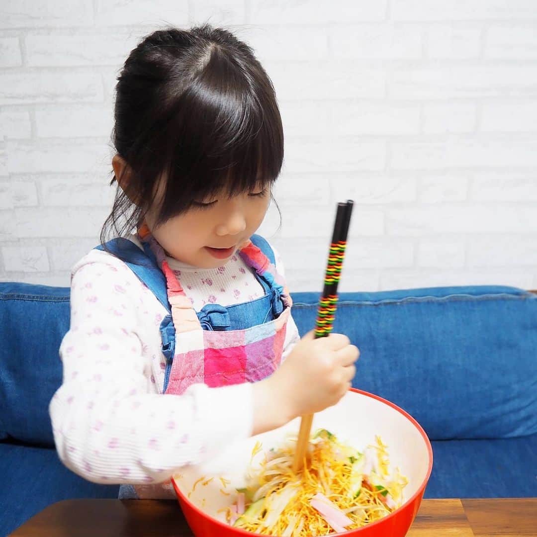 Kuboi Ayumiさんのインスタグラム写真 - (Kuboi AyumiInstagram)「おうちで毎日のように娘と料理をしているのですが﻿ この日は娘がひとりで何か作りたいというので、おまかせしてみることに。﻿ ﻿ ■材料﻿ ・パリパリ無限もやしのもと﻿ ・もやし﻿ ・きゅうり﻿ ・ハム﻿ ﻿ パリパリ無限もやしのもとは、パリパリ無限シリーズのひとつで﻿ 野菜だけ準備して商品と混ぜるだけで簡単に一品できちゃうというもの。﻿ ﻿ 今回は冷蔵庫に残っていたきゅうりやハムを入れてみたのですが﻿ もやしだけでもチキンの旨みやごま油の風味もしっかり感じられるおいしい料理に変身です。﻿ ﻿ 小さい娘でも簡単に作れるので、お子様にお手伝いしてもらいたいなとういう方にもおすすめ。﻿ パリパリの麺を食べやすく砕いたり、混ぜたり子どもも楽しく料理ができると思います。﻿ もやし以外にもキャベツやレタスのもともあり、野菜嫌いのお子様でもおいしい上に﻿ 楽しく自分で料理したりすれば野菜嫌いも克服できちゃうかも。﻿ ﻿ あと一品欲しいなという時やパパの晩酌のおつまみにもぴったりで﻿ 一口食べるとお箸がとまらなくなっちゃいますよ。﻿ ﻿ ﻿ ﻿ ﻿ #女の子ママ #料理好きな人と繋がりたい #おうちカフェ ﻿#おうちごはん #簡単レシピ #おうちじかん #おうち時間﻿ #パリパリ無限もやしのもと #PR #パリパリ無限シリーズ #東洋水産 #マルちゃん」5月22日 18時28分 - himekagami