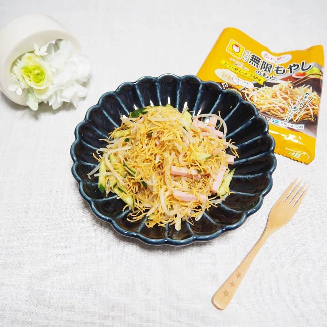 Kuboi Ayumiさんのインスタグラム写真 - (Kuboi AyumiInstagram)「おうちで毎日のように娘と料理をしているのですが﻿ この日は娘がひとりで何か作りたいというので、おまかせしてみることに。﻿ ﻿ ■材料﻿ ・パリパリ無限もやしのもと﻿ ・もやし﻿ ・きゅうり﻿ ・ハム﻿ ﻿ パリパリ無限もやしのもとは、パリパリ無限シリーズのひとつで﻿ 野菜だけ準備して商品と混ぜるだけで簡単に一品できちゃうというもの。﻿ ﻿ 今回は冷蔵庫に残っていたきゅうりやハムを入れてみたのですが﻿ もやしだけでもチキンの旨みやごま油の風味もしっかり感じられるおいしい料理に変身です。﻿ ﻿ 小さい娘でも簡単に作れるので、お子様にお手伝いしてもらいたいなとういう方にもおすすめ。﻿ パリパリの麺を食べやすく砕いたり、混ぜたり子どもも楽しく料理ができると思います。﻿ もやし以外にもキャベツやレタスのもともあり、野菜嫌いのお子様でもおいしい上に﻿ 楽しく自分で料理したりすれば野菜嫌いも克服できちゃうかも。﻿ ﻿ あと一品欲しいなという時やパパの晩酌のおつまみにもぴったりで﻿ 一口食べるとお箸がとまらなくなっちゃいますよ。﻿ ﻿ ﻿ ﻿ ﻿ #女の子ママ #料理好きな人と繋がりたい #おうちカフェ ﻿#おうちごはん #簡単レシピ #おうちじかん #おうち時間﻿ #パリパリ無限もやしのもと #PR #パリパリ無限シリーズ #東洋水産 #マルちゃん」5月22日 18時28分 - himekagami