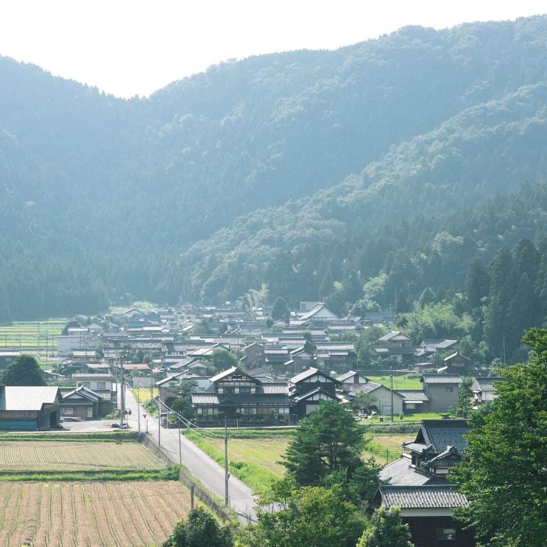 Factelier(ファクトリエ)さんのインスタグラム写真 - (Factelier(ファクトリエ)Instagram)「【始まりは鯖江じゃなかった？！福井県が日本製眼鏡の聖地になるまで】 日本一有名な眼鏡産地といえば、福井県鯖江市。 日本製めがね・サングラスの枠のうち95％が福井県で作られており、その技術は世界でも高く評価されています。  しかし福井県の眼鏡づくりの始まりは、じつは鯖江市ではなく福井市生野町だということをご存知でしょうか？  それは明治38年のこと。 生野では、農業を生業とする人口が多いにも関わらず田畑の面積は狭く、おまけに冬には雪が積もって作物を育てることができずにただ家に閉じこもることしかできないという、貧しい村でした。  この状況を変えようと立ち上がった人物が「増永 五左衛門 (ますながござえもん)」。 のちに「眼鏡産業の父」と呼ばれる人です。 「ふるさと生野の暮らしをなんとか良くできないものか」と考えていた五左衛門は、当時新聞などの書籍文化が広がり、眼鏡の需要が高まっていたことから、東京や大阪で行われていた眼鏡枠づくりに目を付けます。 五左衛門は村に工場を建て、大阪から職人を招き、村民にその技術を学ばせました。  五左衛門が大切にしていたのは、「仕事は人である 人をつくるのは教育」という信念。 工場の２階には夜間学校を開き、一人でも多くの優秀な技術者が独立できるよう人材の育成にも励んでいたと言います。  ですがそう簡単に産業として成功したわけではありませんでした。 最初のうちはできた眼鏡が思うように売れず、さんざんな結果に。  そこで諦めず、東京や大阪でいち早く進められていた最新の高度な製造方法を取り入れるなど試行錯誤を重ね、その努力は着実に実を結んでいきました。  やがて、生野町で行われていた眼鏡枠づくりは鯖江市まで広がり、昭和10年には日本一の眼鏡枠産地にまで発展しました。  その後も福井ではより良い眼鏡枠づくりを求めて技術開発を進め、昭和56年には“世界で初めて”軽くて丈夫なチタン製めがねを開発。 国際的な眼鏡産地としての地位を確立しました。  現在では、眼鏡づくりはもちろん、産地で培われたチタン加工の技術を活かして医療や電子機器の分野でも先進的な県となっています。  今となっては「日本製眼鏡の聖地」とも言える鯖江ですが、もともとは農家の副業として始められたことだとは驚きです。 ちょっと意外な誕生秘話、さらに副業から始まった産業が世界一にまでなるとは、おもしろいものですね。  #眼鏡 #日本製眼鏡 #鯖江眼鏡 #sabae #眼鏡産業の父 #地場産業 #副業 #サングラス #日本一 #メガネ #眼鏡職人 #Factelier #ファクトリエ #語れるもので日々を豊かに #つくり手とつかい手をつなぐ #madeinjapan #メイドインジャパン #craftmanship #クラフトマンシップ #日本製 #ものづくり #こだわり #ファッション #上質な暮らし #丁寧な暮らし #シンプルライフ #シックな暮らし #ファクトリーブランド #factorybrand #心地よい暮らし」5月22日 18時31分 - factelier