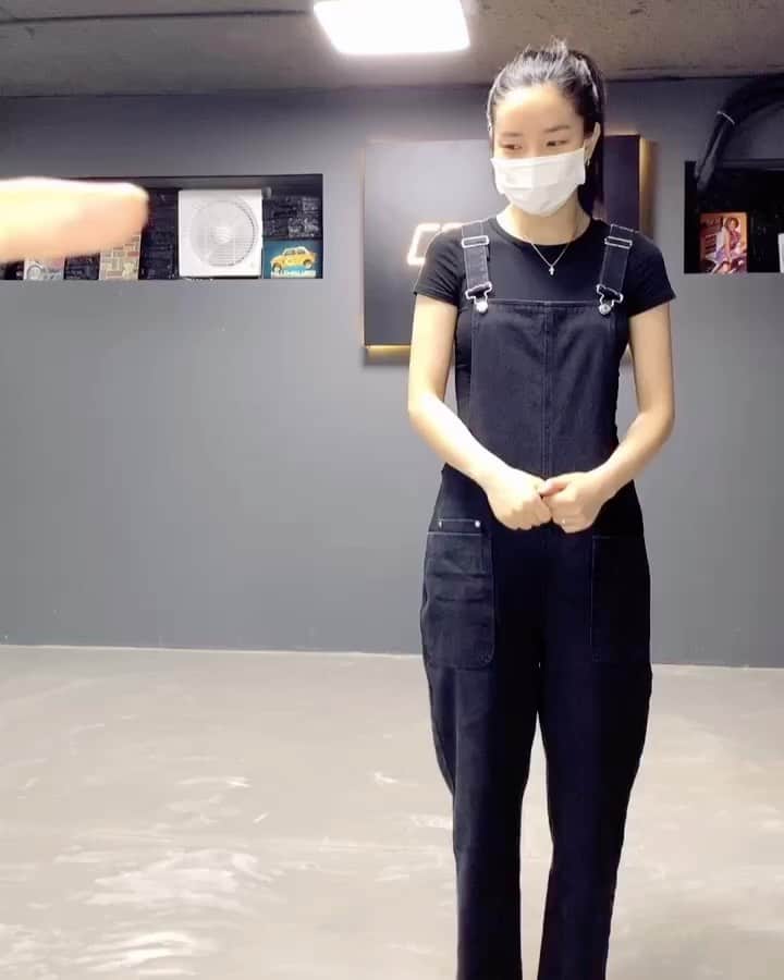 キム・ボヒョンのインスタグラム：「안무 연습하다 말고 틱톡 대잔치 😂 @keem.bo  @code88_official  @_code_2_eight_  @code88_yj  @sangjin_s  킴보 틱톡 아이디 팠어요 ㅋㅋ 👉🏻@킴보keembo」