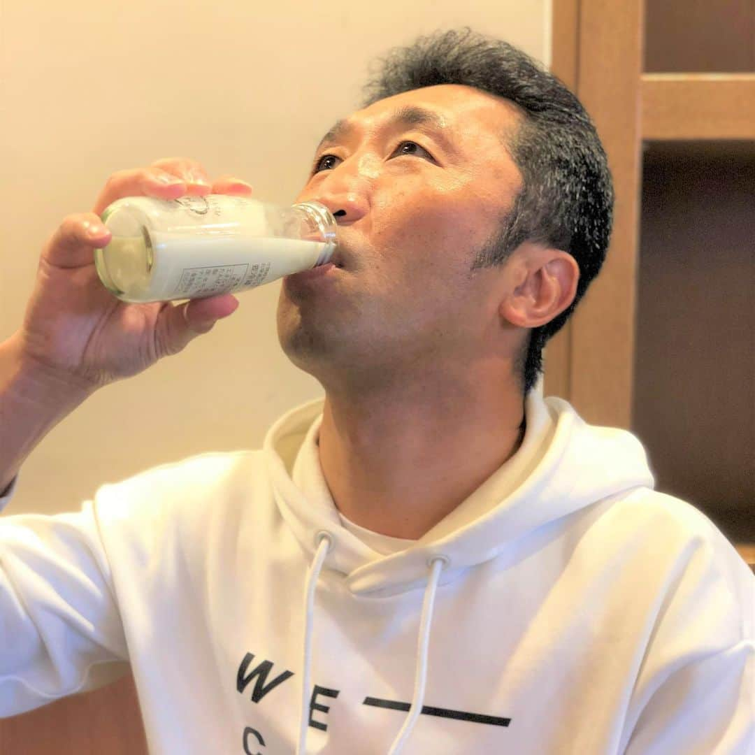 内藤大助さんのインスタグラム写真 - (内藤大助Instagram)「牛乳ってやっぱり美味いよねー😋  牛乳消費で日本を元気にするプロジェクトに参加しました！！ 僕の地元北海道は牛乳生産量日本一と言われています！！ 皆さん知ってましたか？？？ ですが、コロナの影響で牛乳を消費する方が減っていて牛乳を生産している農家さんなども 僕達同様コロナの影響で困っています！！ そこで始まったのが#COWエール！！ このハッシュタグを付けて牛乳製品を飲んだり、食べたりする姿を投稿すると、酪農家の皆さんを応援できます！！ ちなみに、1投稿＝10円として コロナと闘う医療従事者の皆さんやコロナ被害に悩む人たちに牛乳・乳製品が支援として贈られます！！ 僕も地元を応援したい気持ちがありますし この時代だからこそ少しでも協力し合って 日本だけではなく世界の人も元気になればいいと思います！！ もうちょっとの辛抱だと思ってみんなで一緒に頑張りましょう！！☺️👍🏻 #牛乳を飲む助け合い #cowエール #ミルクランド北海道 #pr#牛乳消費 #北海道#応援」5月22日 18時39分 - naito__daisuke