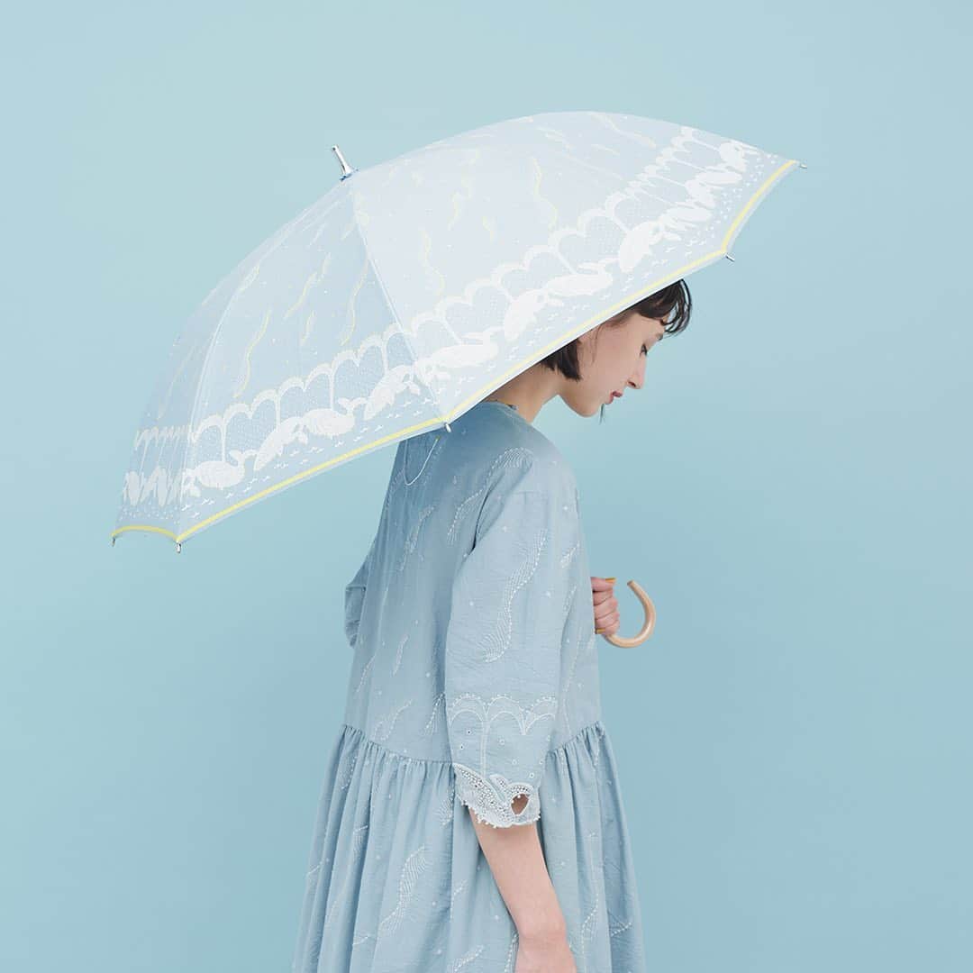 marbleSUD(マーブルシュッド) のインスタグラム：「クジラ柄の傘が入荷しました。晴雨兼用で、梅雨の時期はもちろん真夏の日傘としても大活躍間違いなし。長傘と折畳み傘2タイプ、各2色展開でのご用意です。」