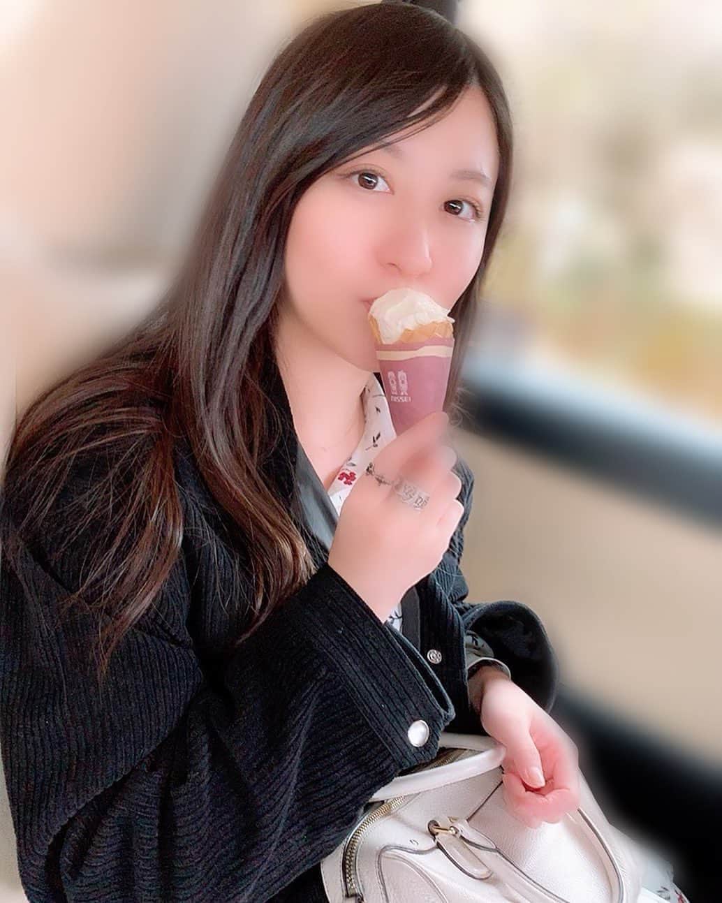 上西恵さんのインスタグラム写真 - (上西恵Instagram)「写真がないので昔の写真はっていきますっ😊 ⠀ アイスっ😍 アイスはチョコミントかチョコレートが好きです🍫 ⠀ この時はミルクオンリーだったのですが とーっても美味しかった☺️☺️☺️ 1年以上前の写真🤳 ⠀ #アイス」5月22日 18時40分 - jonishi_kei
