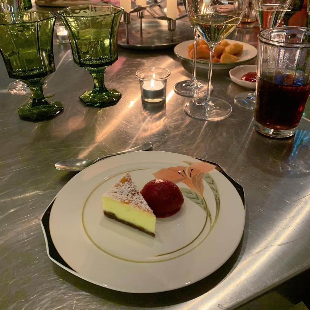 キム・ミニさんのインスタグラム写真 - (キム・ミニInstagram)「어제 모임장소 정말 완벽했어요 🥂  Private-Dining을 위한 재미있고 아티스틱한 공간✨ 오랜만에 밤늦게까지  다같이 일얘기 불태우다가 집에 와서 보니 남은건 사진뿐이네요 😁 너무 예쁜 선정이랑 투 샷 💞」5月22日 18時45分 - mimiwor