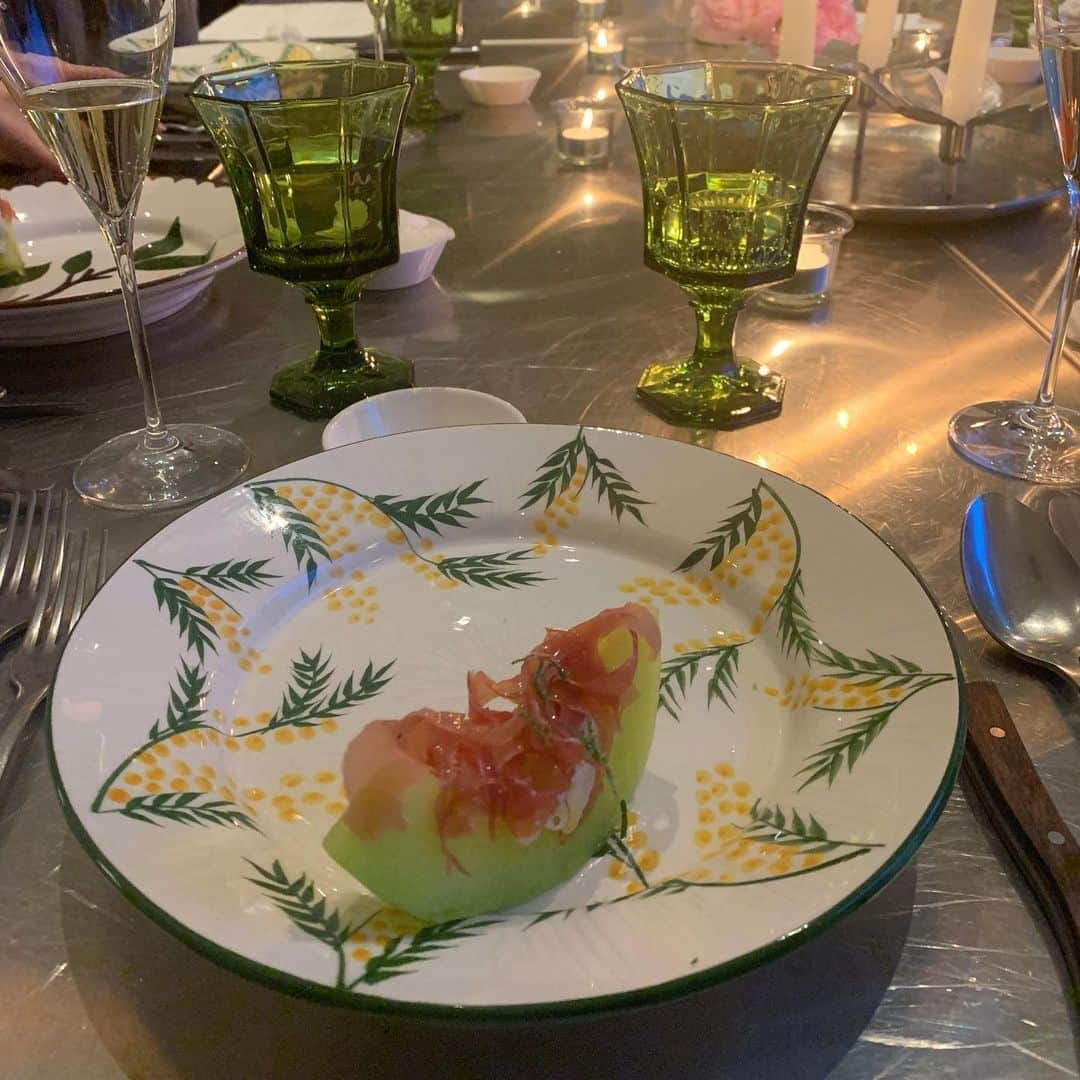 キム・ミニさんのインスタグラム写真 - (キム・ミニInstagram)「어제 모임장소 정말 완벽했어요 🥂  Private-Dining을 위한 재미있고 아티스틱한 공간✨ 오랜만에 밤늦게까지  다같이 일얘기 불태우다가 집에 와서 보니 남은건 사진뿐이네요 😁 너무 예쁜 선정이랑 투 샷 💞」5月22日 18時45分 - mimiwor