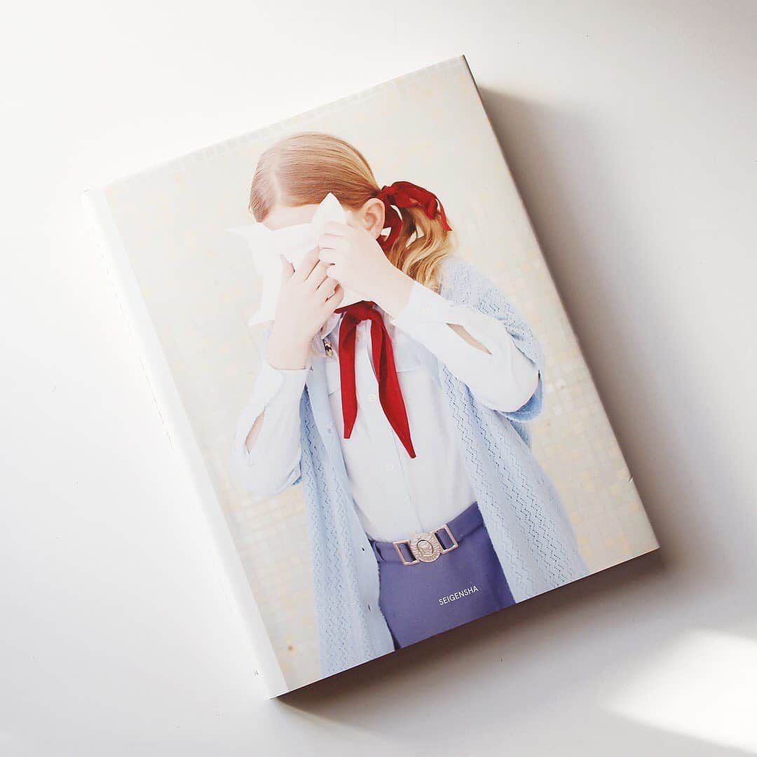 haconiwa / 箱庭のインスタグラム：「毎週金曜日は #週末読みたい本 のコーナーです！﻿ ﻿ 今週は、『FUTURO RETRO』をご紹介します。﻿ Instagramでも人気を誇る、スロヴァキアの写真家・マーリア・シュヴァルボヴァーさん @maria.svarbova の待望の2nd写真集。﻿ マーリアさんならではの世界観と色使いで、FUTURO=未来、RETRO=過去　という作品を象徴するような2つのラテン語を用いたタイトルのもと、12のシリーズが収録されています！﻿ ﻿ 詳しくは本日公開の記事をチェックしてね。﻿ ﻿ #週末読みたい本 #本 #book #FUTURORETRO #mariasvarbova﻿」