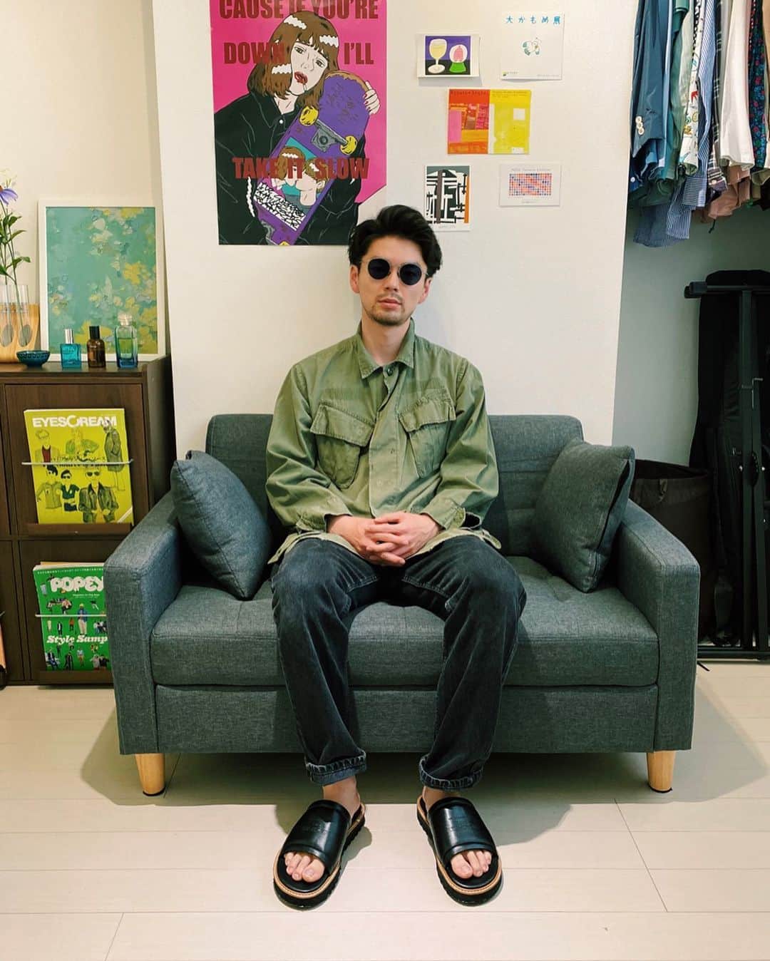 有原遣智のインスタグラム：「アニさん @eijikatano オマージュ😎﻿ ﻿ ジャングルファティーグで﻿ 華金リモート飲み会行ってきます🥃﻿ ﻿ 軍モノをボタン全閉めで襟立てて着こなせる男になりたいですね✈️﻿ ﻿ ﻿ jacket: #junglefatigue ﻿ pants: #levis #501 #usa﻿ shoes: #dairiku ﻿ sunglasses: #mykita ﻿ ﻿ ﻿ #家スナ #おうちコーデ #うちで過ごそう #stayhome #junglefatiguejacket #military #リーバイス #ジャングルファティーグ #古着 #古着コーデ #マイキータ」