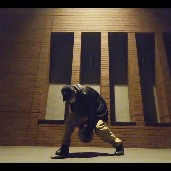 のインスタグラム：「playin with @sasukeharaguchi 's #breakbeat⛹️‍♂️💨💨💨﻿ ﻿  #nextgenerations から三密をさけて学べるブレイク&ハウスダンスのhow toが公開されてます！﻿ 是非チェック！僕はブレイクのビートで遊ばせて貰いました！王道ブレイクビーツで久々に踊った気がする✌️🏀﻿ ﻿ #freestylebasketball #いっしょにおどろう」