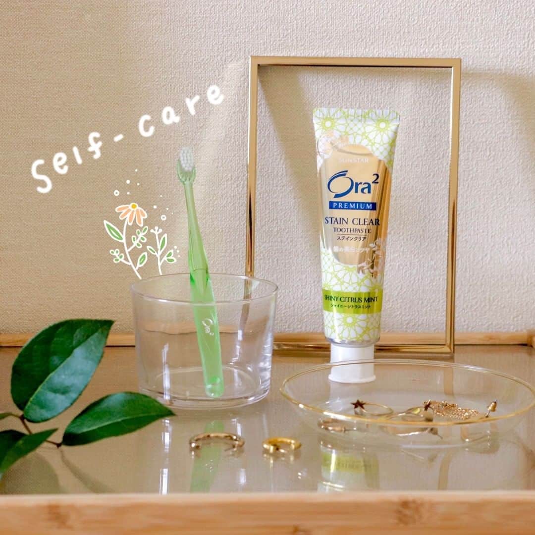 Ora2（オーラツー）のインスタグラム：「おうちでのセルフケアを見直し😲！まずは毎日の歯みがき🦷 せっかくなら美白ケアできる方がいいよね✨この機会にオーラツー プレミアム ステインクリア ペースト💎に変えてみない？ 試してみたい！と思ったらぜひいいね❤️してね！  #Ora2 #premium #オーラツー #オーラルビューティーケア #オーラツープレミアムステインクリアペースト #手書き加工 #手描き加工 #アクセサリー #フォトスタイリング #ケア #セルフケア #美容 #美容好きな人と繋がりたい #美容好き #美容好きと繋がりたい #コスメ好きさんと繋がりたい #女子力 #美白 #美白ケア #シンプルな暮らし #暮らしを楽しむ #日々の暮らし #丁寧な暮らし」