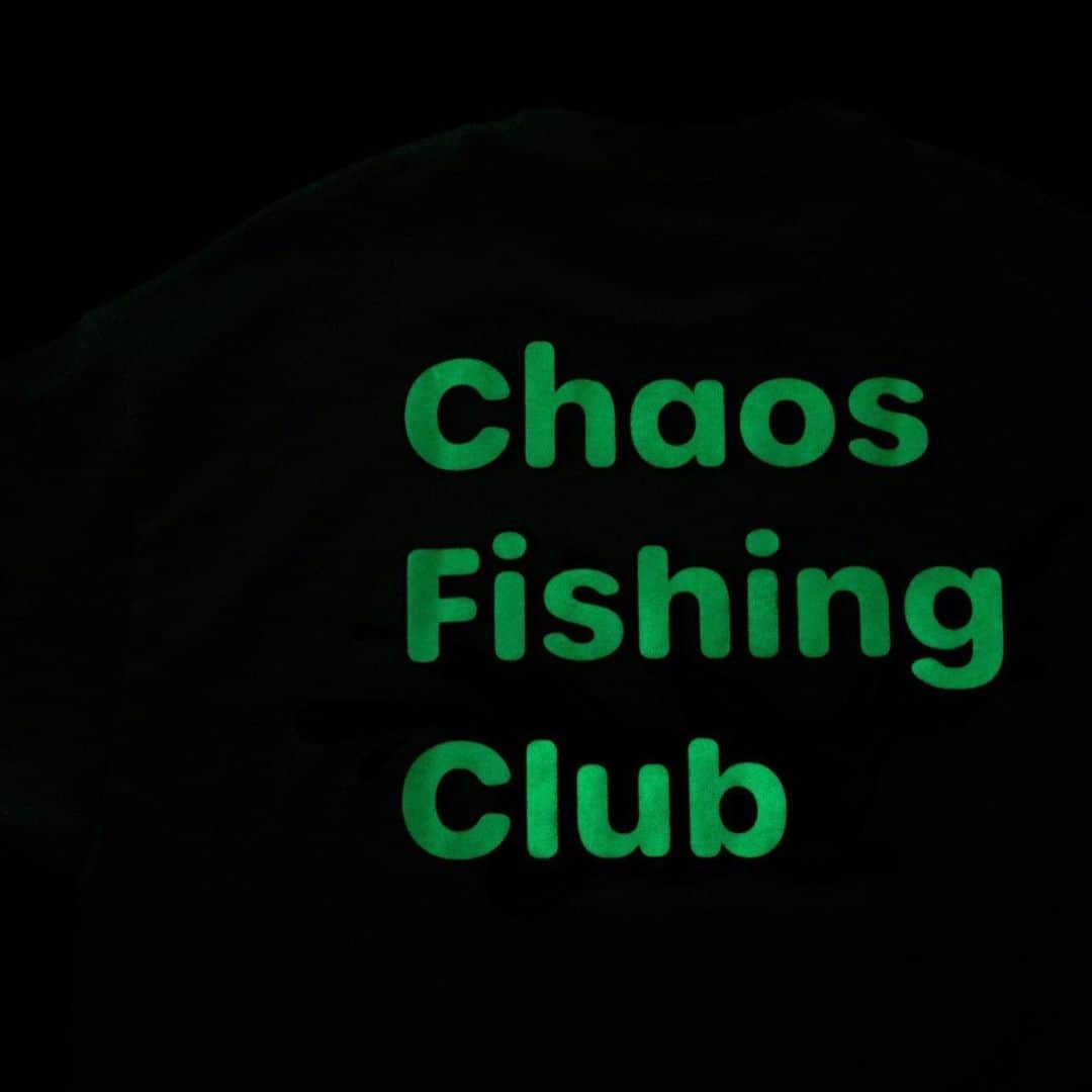 BEAMS MENさんのインスタグラム写真 - (BEAMS MENInstagram)「・ Chaos Fishing Club x Crocs Classic Clog Chaos Fishing Club × BEAMS T 5/30(sat)release ・ 世界的なカジュアルフットウェアブランド＜Crocs＞と釣りとスケートをこよなく愛する＜Chaos Fishing Club＞とのコラボレーション。 ・ 暗闇で光るグローインザダークの仕様に加え＜Chaos Fishing Club＞のアイコニックなキャラクターである「お魚くん」の初の3D化やオリジナルデザインのシューズボックスなどスペシャルな仕上がりとなっております。 ・ 同コラボレーションを記念し＜Chaos Fishing Club＞とのBEAMS T別注商材も 5月30日(土)よりBEAMS公式サイト及びBEAMS T展開店舗にて発売致します。 ・ @chaos_fishing_club @crocsjp @beams_t ・ #chaosfishingclub #crocs #beamst」5月22日 19時03分 - beams_mens_casual