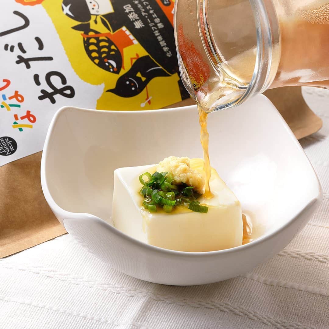 ドクターズナチュラルレシピのインスタグラム：「画像をタップすると商品が購入できます☝🍃⁣ ーーーーーーーーーーーー⁣ .⁣ ＊食事で子どものミライをつくる⁣ 【 #なないろ栄養おだし 】⁣ ⁣ 栄養たっぷりの「なないろ栄養おだし」でつくる⁣  #自家製めんつゆ のレシピをご紹介✨⁣ ⁣ 冷ややっこにかけたり、これからの季節は⁣ お蕎麦やお素麺のつけダレにぴったり◎⁣ ⁣ ＜材料＞⁣ なないろ栄養おだしだし…1パック⁣ 水…400ｍL⁣ 醤油…1/2カップ⁣ みりん…1/2カップ⁣ 酒…1/2カップ⁣ ⁣ ⁣ ＜作り方＞⁣ ①酒とみりんは鍋に入れて火にかけてアルコールをとばす。⁣ ②①に水、しょうゆを加え再び火にかける。⁣ ③沸騰直前になないろ栄養おだしを加えて、アクを取りながら、8分ほど中火で煮る。⁣ ④お好みの濃さまで煮えたら火を止めて完成✨⁣ ⁣ ⁣ 『なないろ栄養おだし』には、一般的な顆粒だしと比べて、⁣ 1パックでお子さんの成長に必要な大切な栄養素がたっぷり配合☝！⁣ ①たんぱく質 ⁣ ②DHA ⁣ ③鉄 ⁣ ④亜鉛 ⁣ ⑤カルシウム⁣ ⑥ マグネシウム ⁣ ⑦ビタミンD⁣ ⁣ 好き嫌いが多いお子さんも、おだしでたっぷり栄養がとれるので⁣ 育ち盛りのお子さんがいるママさんに、とってもオススメですよ♪⁣ ⁣ 詳細はプロフィールのURLをご覧ください🌿⁣ ☞@dr.s_natural_recipe ⁣ ⁣ ⁣ #ドクターズナチュラルレシピ #drsnaturalrecipe ⁣ #アンファー #angfa #なないろ栄養おだし⁣ #お出汁 #だし #かつお節 #煮干し #おうちごはん #食育 #ママごはん #子どものいる暮らし #おうち時間 #時短レシピ #在宅ワークママ #成長 #栄養補給 #アレルギーフリー #添加物フリー #ワーママごはん #ママごはん #調味料 #冷奴 #めんつゆ #だしパック #tastemade #おうち時間を楽しむ #stayhome」