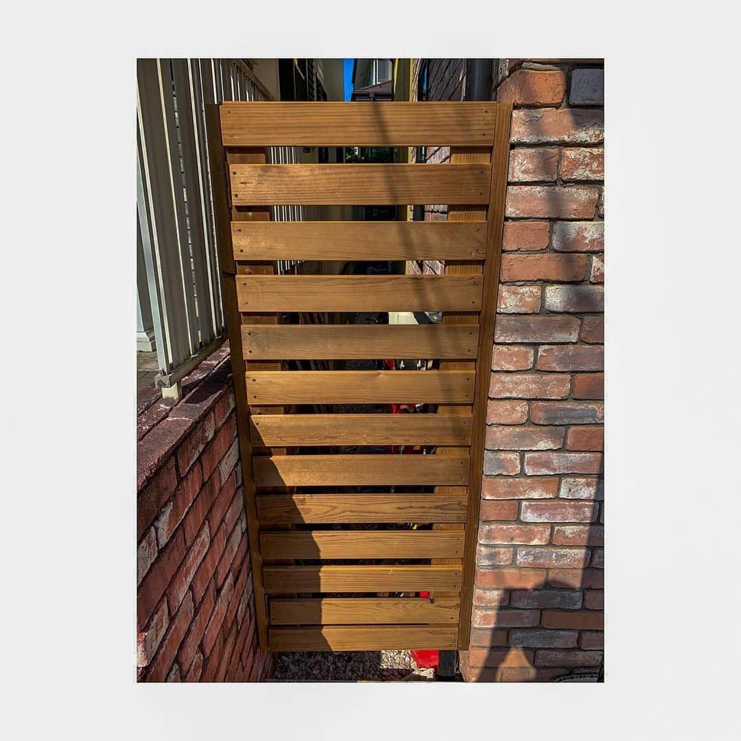 平中克幸のインスタグラム：「. 少し前にDIYで家の脇にゲート作りました。 . . 防水塗料塗る前に雨が続くという大失態 をおかしてしまいましたが…。 . . 来週晴れた時にでも塗るかな #DIY」