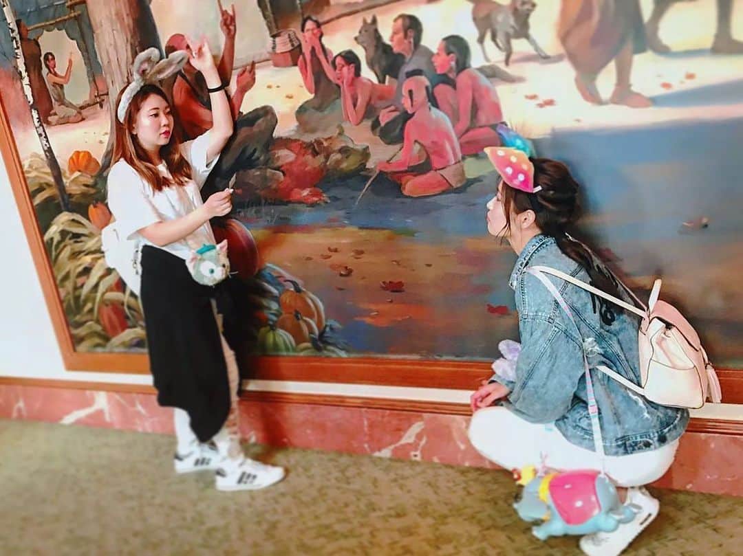 のインスタグラム：「💖 . 今週は久しぶりに外でのお仕事が再開された方といると思います😊 1週間お疲れ様でした❣️ . 明日15:30からはインスタライブでミカちゃんのK-POPダンススクールを開催してもらいまぁす🎵 曲はtwiceの"Feel Special"の振り付けを教えてもらうよ〜💕 . みんなも一緒に踊りましょう〜🕺✨ インスタコラボ配信で待ってるよ〜😉💕 . 写真はいつかのディズニーのミカちゃんとわたし。笑 こんな感じでいつもくだらない無茶ぶりに応えてくれるかわいい女の子です😝笑 . . #stayhome#うちで過ごそう#おうち時間#インスタライブ#コラボ配信#ダンスレッスン#ダンス教室#うちで踊ろう#kpop#kpopダンス#リモートダンスレッスン#twice#feelspecial#dance#japanesegirl #일본여자」