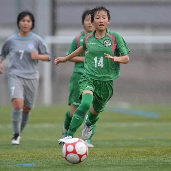 東京ヴェルディさんのインスタグラム写真 - (東京ヴェルディInstagram)「多くの日本女子代表選手が輩出してきた、日テレ・東京ヴェルディベレーザのアカデミー。メニーナ、そして2012年立ち上げのセリアス。﻿ ﻿ 所属選手のアカデミー時代を、秘蔵写真と思い出コメントで振り返る好評企画🐸！﻿ ﻿ 今回は、菅野奏音選手のメニーナ時代🌱（2013〜18年）﻿ 🏆全日本女子ユースサッカー選手権大会：優勝 1回（2018年）﻿ ●菅野奏音選手が語る、アカデミー時代の思い出🔻﻿ 中1の時は体格が小さく、交代で試合に出る時に、その時監督だった俊さん(鈴木俊 ちふれASエルフェン埼玉GM)が交代のところまでついてきてくれて背中を押されて試合に出ていました。(笑)﻿ 中3で初めて10番のユニフォームを着た試合で、寺さんに怒られて泣いたのを覚えています。メニーナの10番の責任や重さを実感しました。﻿ 高3では、Gothia Cupで優勝したのがいい思い出として残っています。﻿ ﻿ #菅野奏音﻿ #日テレメニーナ﻿ #全日本女子ユースサッカー選手権大会優勝﻿ #beleza﻿ #ベレーザ #日テレベレーザ #日テレ東京ヴェルディベレーザ #東京 #tokyo﻿ #stayhome﻿ #stayathome﻿ #おうちでヴェルディ #おうちでベレーザ」5月22日 19時12分 - tokyo_verdy