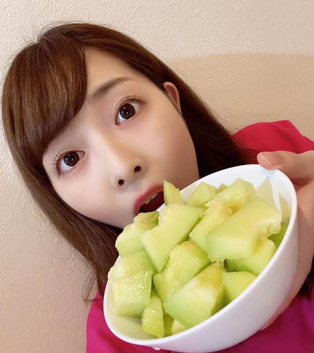 赤間有華のインスタグラム：「メロン1玉いただきます🍈 。 #メロメロ#メロン」