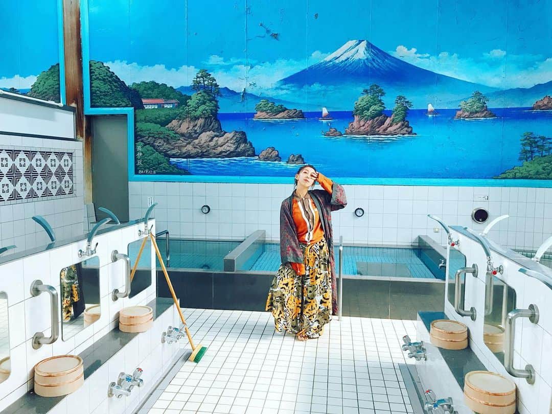 のインスタグラム：「銭湯シーンoff shot🧖‍♀️ ＊最後動画あるよん！  ここを経営されているご家族の息子さんが まだ発売前のアルバム「Special days」をフラゲしてくださっていて すごく嬉しかったのを覚えてます。  ありがとうございました☺️ いつか世界が変わるまでも聞いてくれたかな？  #写真大胆整理 #offshot #いつか世界が変わるまで #飯田里穂」