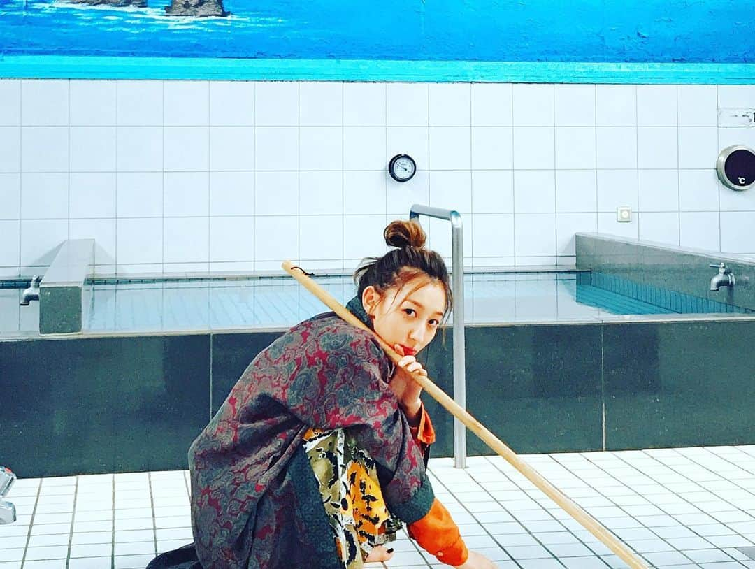 飯田里穂さんのインスタグラム写真 - (飯田里穂Instagram)「銭湯シーンoff shot🧖‍♀️ ＊最後動画あるよん！  ここを経営されているご家族の息子さんが まだ発売前のアルバム「Special days」をフラゲしてくださっていて すごく嬉しかったのを覚えてます。  ありがとうございました☺️ いつか世界が変わるまでも聞いてくれたかな？  #写真大胆整理 #offshot #いつか世界が変わるまで #飯田里穂」5月22日 19時20分 - rippi_ii