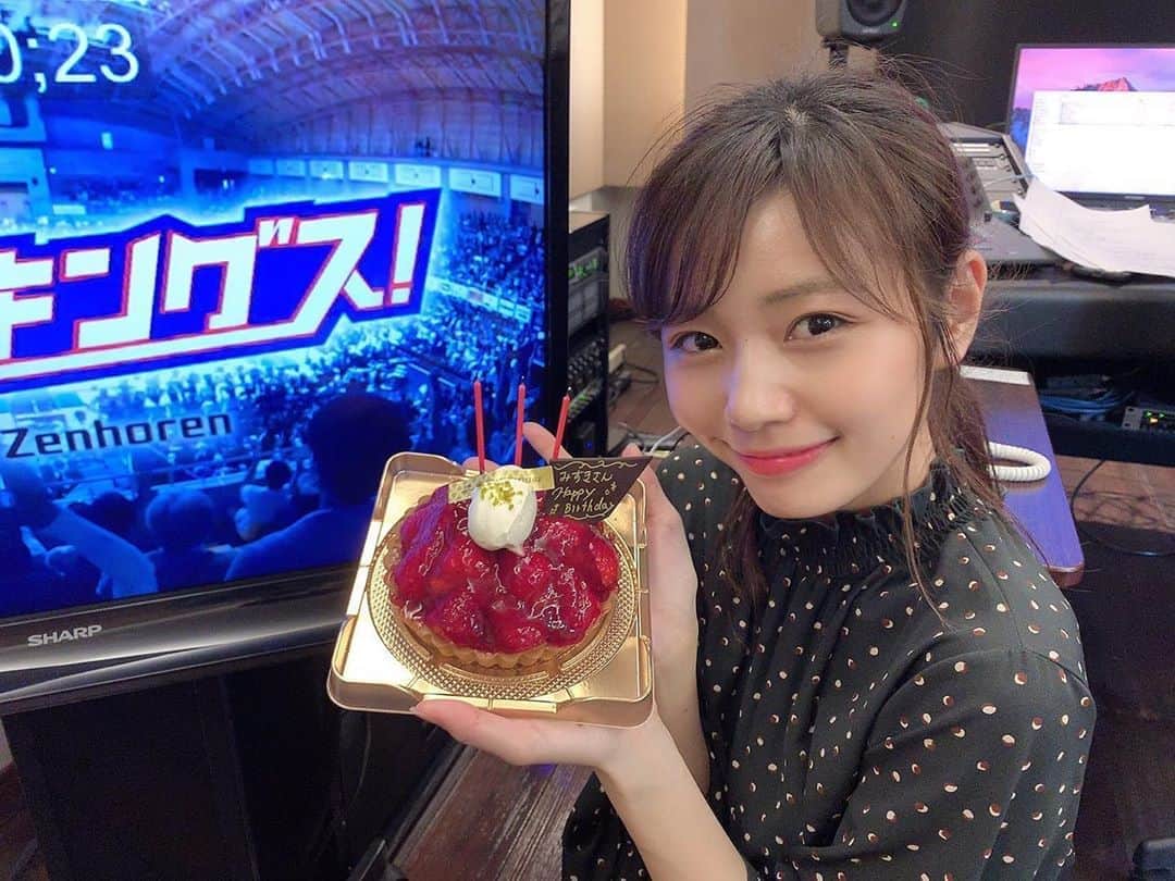 杉浦みずきのインスタグラム：「. 2年間、ナレーションを担当させていただいていた、 熱激キングスを卒業しました！ とっても寂しいです😢 そして、もうすぐ誕生日を迎えるので、サプライズでお祝いして頂きました！🎂 本当に楽しくて暖かい現場で、熱激の皆さんが大好きでした☺️感謝でいっぱいです。 そしてそして！ 琉球ゴールデンキングスの選手の皆さん、バスケの素晴らしさを教えて下さりありがとうございました！ いつかインタビューさせてください！🏀」