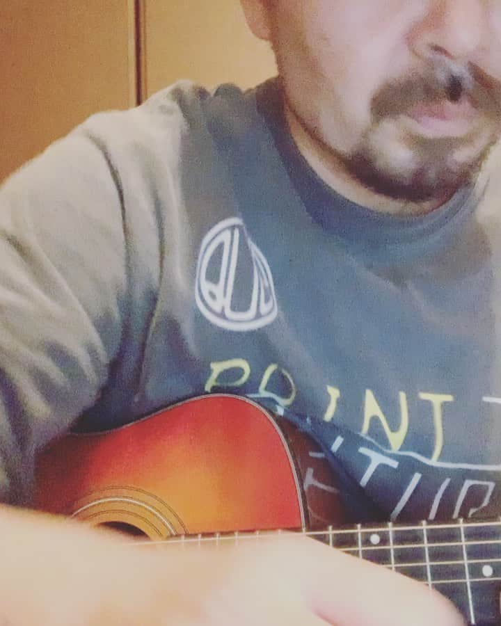 こーいちのインスタグラム：「夜やし大きい声出せへんけど紅が歌いたくなって小さい声で弾きながら歌ってみたら何か違う。」