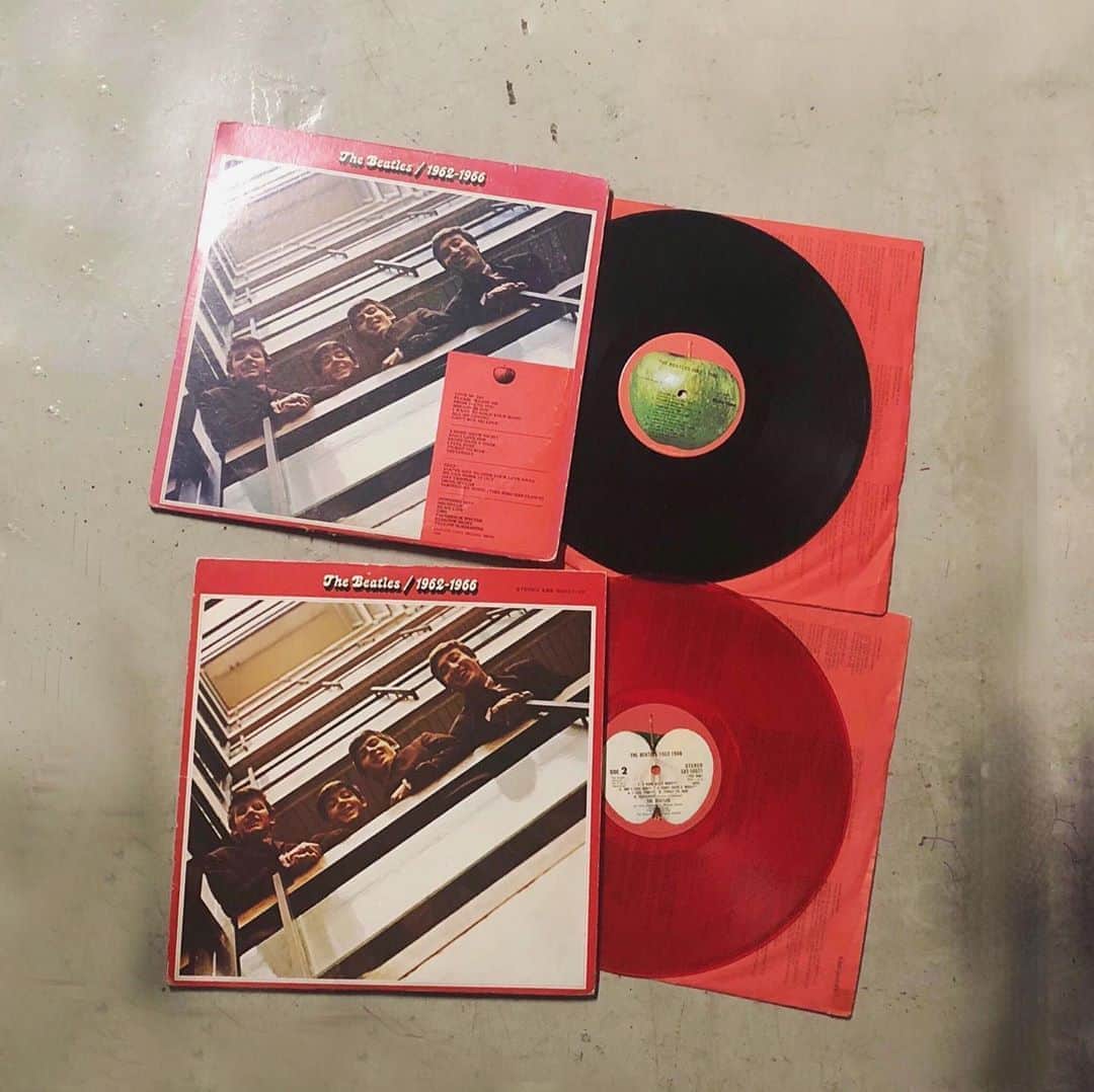 市川紗椰さんのインスタグラム写真 - (市川紗椰Instagram)「コレクション整理の続き。﻿ ビートルズ レッド・アルバムの1973年のオリジナル盤(りんごの断面と全体像が両方あるSKBO-3403)と、1978年 東芝の赤盤。帯電防止材をレコード原料に混ぜてある赤盤の音はクリアで綺麗な気がするけど、そう思いたいからそう聞こえるだけな気もする。﻿ ﻿ #市川紗椰 #レコードコレクション﻿ #ビートルズ #レッドアルバム﻿ #ビートルズ好き #赤盤 #evercleanrecords﻿ #thebeatles #beatlesredalbum﻿ #vinyljunkie #redvinyl」5月22日 19時28分 - sayaichikawa.official
