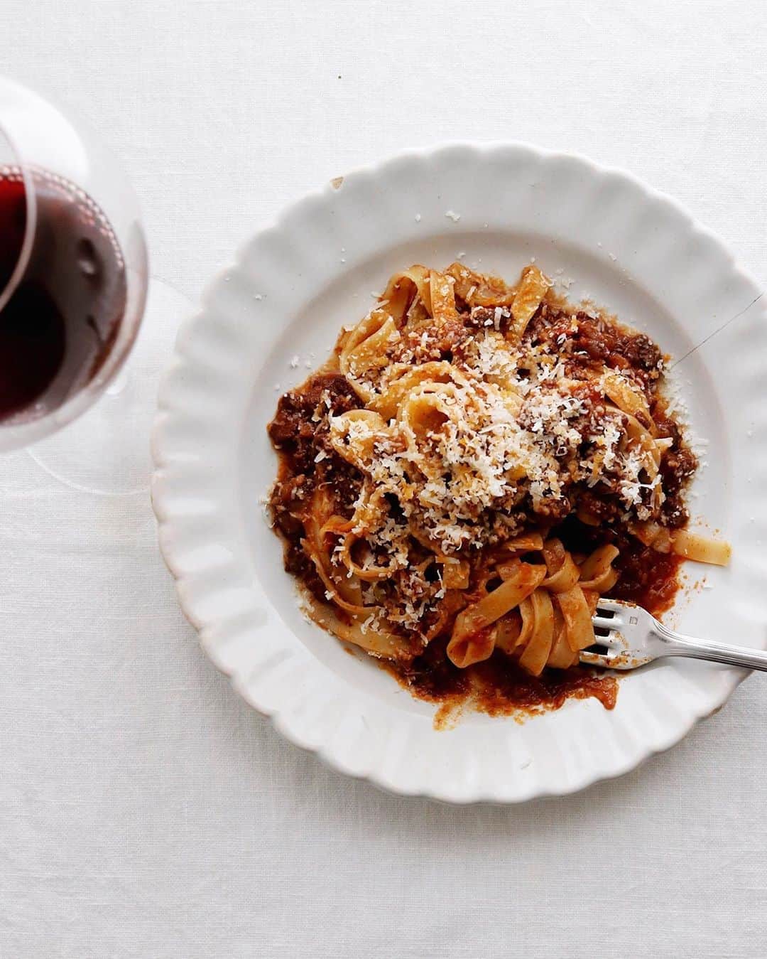 樋口正樹さんのインスタグラム写真 - (樋口正樹Instagram)「Bolognese . 今夜はパスタとワイン。 普段とはひと味ちがう リッチで深い味わいの おいしいのできました。 . . #ボロネーゼ #ボロネーズ #ミートソース #bolognese #ragubolognese #bolognafood #tagliatelle #fettuccine #topitalianfood #italyfood #italianfood #pastamania #pastalover #lovepasta #pastaitaliana」5月22日 19時20分 - higuccini