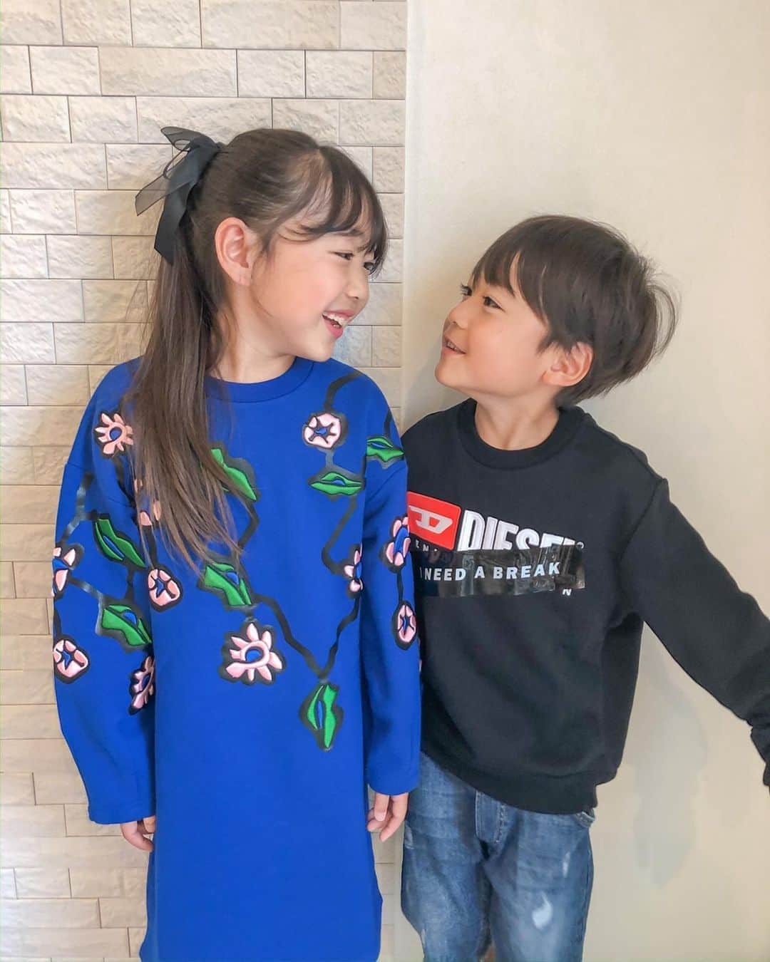 かなのインスタグラム：「． 【オンライン飲み会💻】 というワードを覚えた子供たち🤣 自作の段ボール📦パソコンを開いてオンライン飲み会ごっこをしてて笑えた🥰 「あ〜楽しかった‼︎ワイン50杯も飲んじゃったよ☺️🍷」←飲みすぎだよ🤣 突っ込みどころ満載なオンライン飲み会でしたね🥰笑 ． そんな日のコーデ🌿 @shiffononline ではDIESELやMARNIのお洋服がセール価格でお手頃に購入できるよ🥺 大人が着られるサイズもありました🥰 今なら10,000円以上購入で2,000円クーポンが貰えるよ🎁 ． ． #SHIFFON#キッズコーデ#キッズアパレル#子供服#SHIFFONKIDS#キッズファッション#子供服コーデ#diesel#marni」
