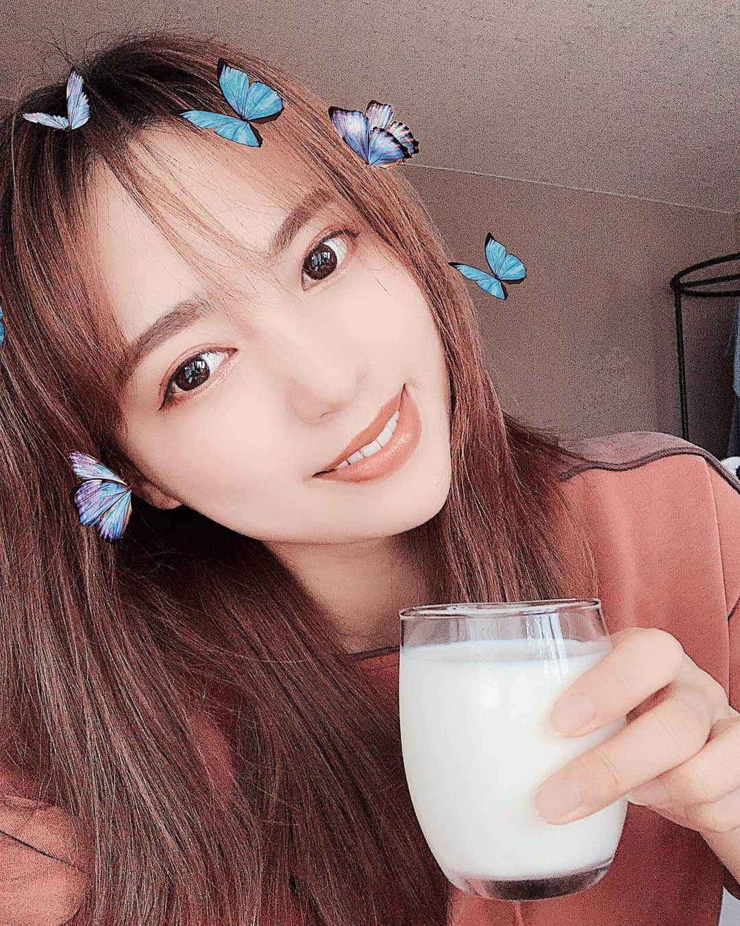 唯可（yuika）さんのインスタグラム写真 - (唯可（yuika）Instagram)「私の大好きな地元北海道🐄の 牛乳を贈る助け合いプロジェクトが１２日から始まりました！！ . その名も #COWエール 🐄🐄このハッシュタグをつけて 牛乳、乳製品を飲んだり食べたりする姿を投稿すると1投稿10円相当の支援として、1万投稿ごとに10万円相当を、新型コロナウイルスと最前線で闘う医療従事者やその関係者、コロナの影響を受けている人々、子供たちの元へと牛乳、乳製品の詰め合わせとして物資を支援してくれるんだって✨  私も大好きな乳製品😚2枚目はクリームチーズとヨーグルトと豆腐でヘルシーチーズケーキを作ったよ🤤🧡 . . みんなもどんどんタグつけて写真をアップしてみてね📸 . . #ミルクランド北海道#北海道#ヨーグルト#おうち時間#ヘルシーメニュー#手づくりチーズケーキ#チーズケーキ#お菓子作り#チーズ#おうちカフェ#pr#hokkaido」5月22日 19時27分 - yu.i.k.a