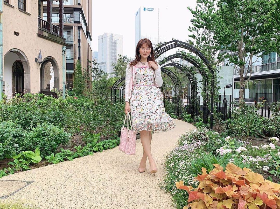 のインスタグラム：「ちょっと前にちょこっと寄ったときの💐 もちろん写真撮る以外はマスク着用😷💕 久しぶりの #登校日  でした🏫 張り切って行こうとしたら子供はお留守番となり🧒👶(いつもなら直前でついてくるのに) 束の間1人時間でした😊💕 優しい先生と、クラスメイトなので 新学期結構楽しみにしています🌼  子供が主役なので でしゃばらないように気を付けています🙄笑  新学期がスタートしても、 短時間だったり 全員ではなかったり が続きそうですが❣️ 新しい生活にも慣れていきたいな😊  #紀尾井町ガーデンテラス #紀尾井町 #紀尾井 #koi #diorbags #diortrotter #pinkdior #花柄コーデ #春コーディネート  #ママコーディネート #春夏コーディネート #男の子ママコーデ #男の子ママ #幼稚園ママコーデ  #チェスティ #チェスティー」