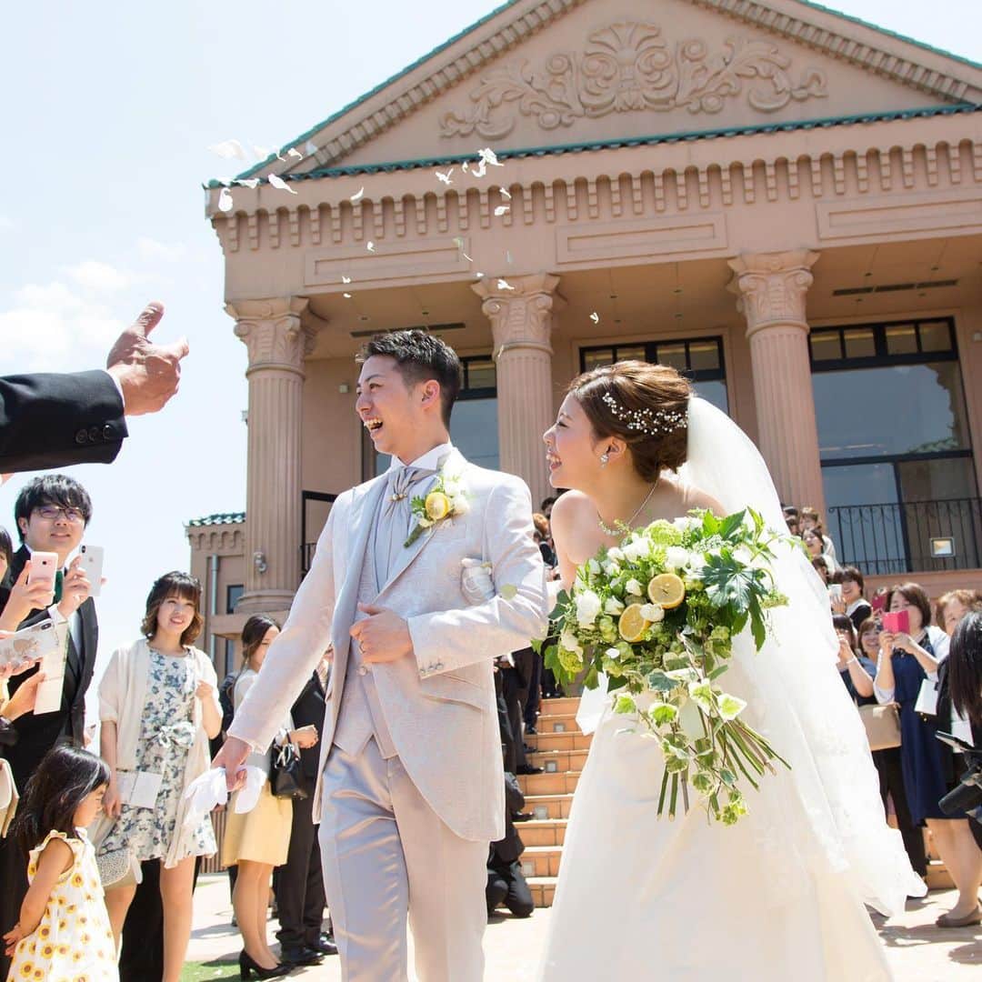 福井結婚式 ヴィラグランディス福井のインスタグラム：「一年前 とても青空や緑がすごくきれいで おふたりの笑顔や ゲストの方々の笑顔に たくさん幸せをいただきました  何年経っても 笑顔になれる 幸せな気持ちになれる  そんな最幸の時間をご提供できるよう 感謝を込めて スタッフ一同これからも頑張ってまいります！！ 『人が人を愛する限り 私たちの夢は広がります』  To All Lovers... 〜すべての愛しい人たちへ〜  #ヴィラグランディス #ヴィラ #villagrandis#wedding#ウェディング #福井結婚式#結婚式#ヴィラ#ヴィラ嫁 #式場探し#福井ゲストハウス#プレ花嫁#プレ花嫁サポート#プレ花嫁さんと繋がりたい#結婚式レポ#ウェディングレポ#marry#marry花嫁」