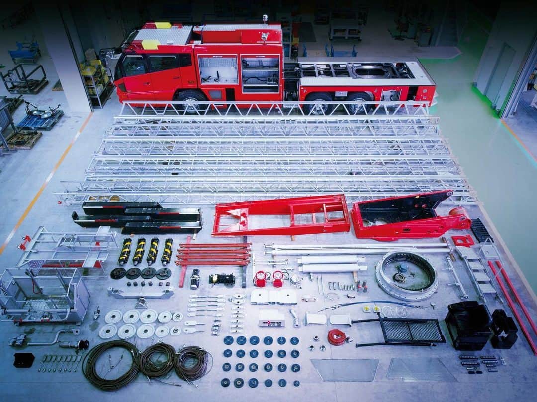 モリタさんのインスタグラム写真 - (モリタInstagram)「火の用心で、よい週末を！ Watch out for fire and have a good weekend! #人と地球のいのちを守る  #モリタテクノス #オーバーホール #はしご車#消防車#overhaul #ladder#morita#maintenance  #firetruck#laddertruk#firefighter#firefighting#rescue#消防士 #消防#japan#truck#factory#red」5月22日 19時41分 - moritagroup