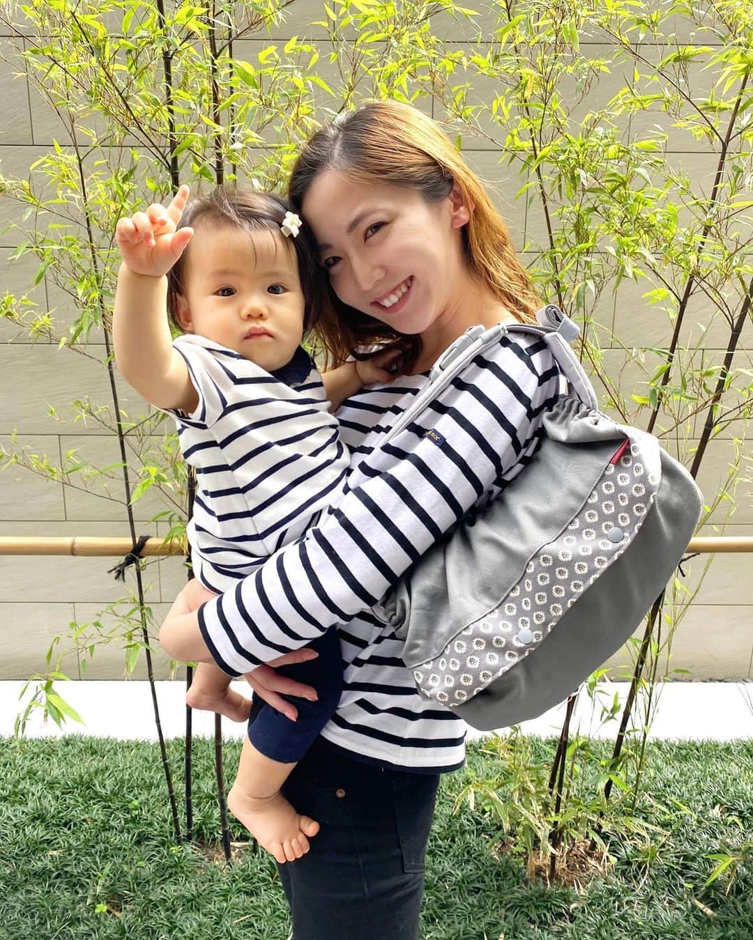 姫野れみのインスタグラム：「ルカコさんの抱っこ紐カバー🤱🏼✨ 抱っこ紐するまでじゃないけど持って行きたい！！ という時が結構あって抱っこしながら バラバラする抱っこ紐を持つの大変だから 結局ちょっとなのに抱っこ紐してすぐはずしたり... まとまれば楽なのになぁ〜、と思ってたそんな時に😳！ 抱っこ紐カバーなんてあるのを知らなくて 今じゃこれなしは考えられないくらい 愛用させて頂いています♡ カバーを外さずにそのまま使えるのも とっても嬉しいポイント！ 安心の日本製でママたちの手で作られているので とっても使いやすくデザインも豊富なので きっとお気に入りの1つが見つかると思います♡ 私は全てグレーで統一しているのでカバーも アンティーク調のグレーを選ばせて頂きました！ 2枚目のようにパパが持ちやすいのも嬉しい♡ 私の使用している抱っこ紐と今回選んばせて頂いた カバーを下に載せておくのでサイズなどを参考に ぜひルカコさんのページを見てみてください♩♩ ・ エルゴ360クールエア / ルカコサイズL フランスアンティーク調柄×シンプルグレー (レイヤーシリーズ) ・ ルカコ @lucacoh みんなのルカコレ @lucacohlle ・ #抱っこひも収納カバー #ルカコ #抱っこ紐 #エルゴ #エルゴベビー #エルゴオムニ360 #エルゴオムニ360クールエア  #baby #girl #babygirl #9months #babyphoto #babyfashion #ergo #ergobaby #9ヶ月 #ベビー #赤ちゃん #女の子ベビー #女の子 #ベビフル #ベビモ #親子 #赤ちゃんのいる生活 #べびすたぐらむ」