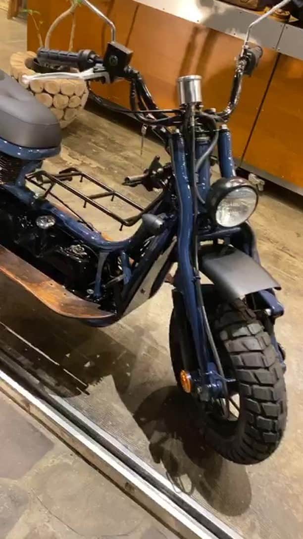 UNBY GENERAL GOODS STOREのインスタグラム：「UNBY東京にあるカスタムバイク、VESGRIDEについて。このバイクの産みの親Sonic craftyの木下さんから、たくさんお話していただきました！UNBY別注バイクの秘話が聞けます😎  こちらのバイクは原宿店のみのお取り扱いになります。 気になる方は下記電話番号、もしくはDMにてお問い合わせください。 原宿店 ☎︎ 03 6328 0577」