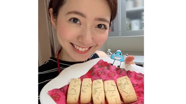 フジテレビアナウンサーのインスタグラム：「🧑🏻‍🍳﻿ こんにちは！内田嶺衣奈です。﻿ ﻿ 一人っ子仲間の大川アナからバトンがまわってきました！﻿ 会うとついついおしゃべりが止まらなくなる﻿ かわいい後輩です🤗﻿ 最近はあまり会えず寂しいですが😢﻿ ﻿ 筋トレ、参考にするね！﻿ 逆立ちはちょっと厳しそうだから、﻿ まずは階段、階段💪笑﻿ ﻿ 私のおうち時間。﻿ だいたい、お料理かお菓子づくりしかしていません…😂笑﻿ ﻿ ということでお菓子教室で教わった、ローズマリーとお塩のクッキーをつくりました☺️🍪﻿ ﻿ とてもオススメなので、﻿ 良ければつくってみてください💓﻿ ﻿ #フジアナむすび﻿ #内田嶺衣奈﻿ @reina.uchida  #フジテレビアナウンサー﻿ ﻿ さてお次は、﻿ とてもお世話になっている佐野アナウンサー✨﻿ 佐野さん、最近何していますか🏠？﻿ おもしろ動画がみたいです🙋‍♀️💓﻿ この前メイク室でお会いした時は競馬が当たらなかったと悲しそうでしたが…🏇﻿ リベンジ報告、待ってます！﻿ ﻿ 佐野さんのおうちでBBQをしたのが懐かしい…🥺🏠﻿ またみんなで出来る日が早く訪れますように＊﻿ ﻿ #次は佐野アナ」