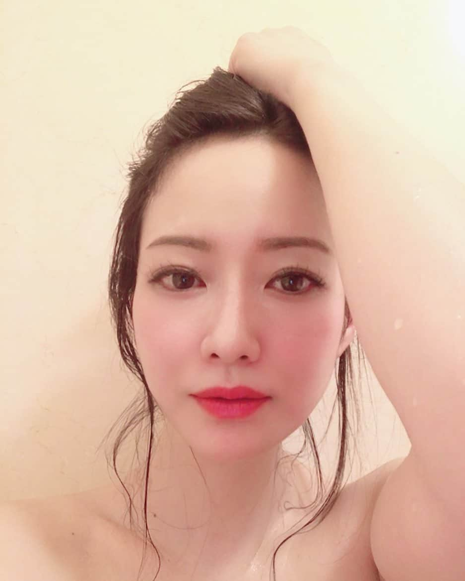 吉山りささんのインスタグラム写真 - (吉山りさInstagram)「お風呂なう🛁 汗だくです🛀🏻💕 ✨✨✨ #吉山りさ #フリーモデル  #お風呂 #入浴 #入浴剤 #アップヘア #hairstyle #アラフォー #入浴 #アラフォーママ #美容 #美肌 #美白 #バスタイム #bathtime #japanesewoman #Japanese #japaneseculture #温泉ソムリエ #温泉 #♨️ #towel #me #stayathome #stayhome #おうち時間 #photography #singlemom  やばい💕#ラーメン 食べたい😂  今日ずっと食べてる😂 起きてるとお腹空くから #寝よう 😴😴😴」5月22日 19時55分 - oreorerisa