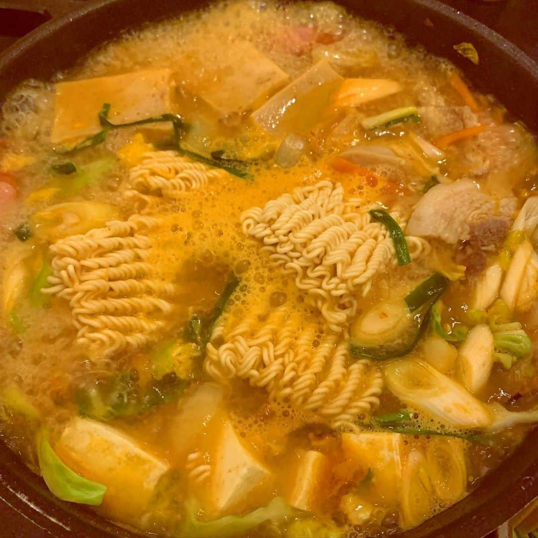 黒沢薫さんのインスタグラム写真 - (黒沢薫Instagram)「肌寒いから #ブデチゲ #dinner #부대찌개 #yummy #hot #music #soul #rb #singer #lovelife #instafood #instacook」5月22日 19時55分 - kaorukurosawa_lovelife