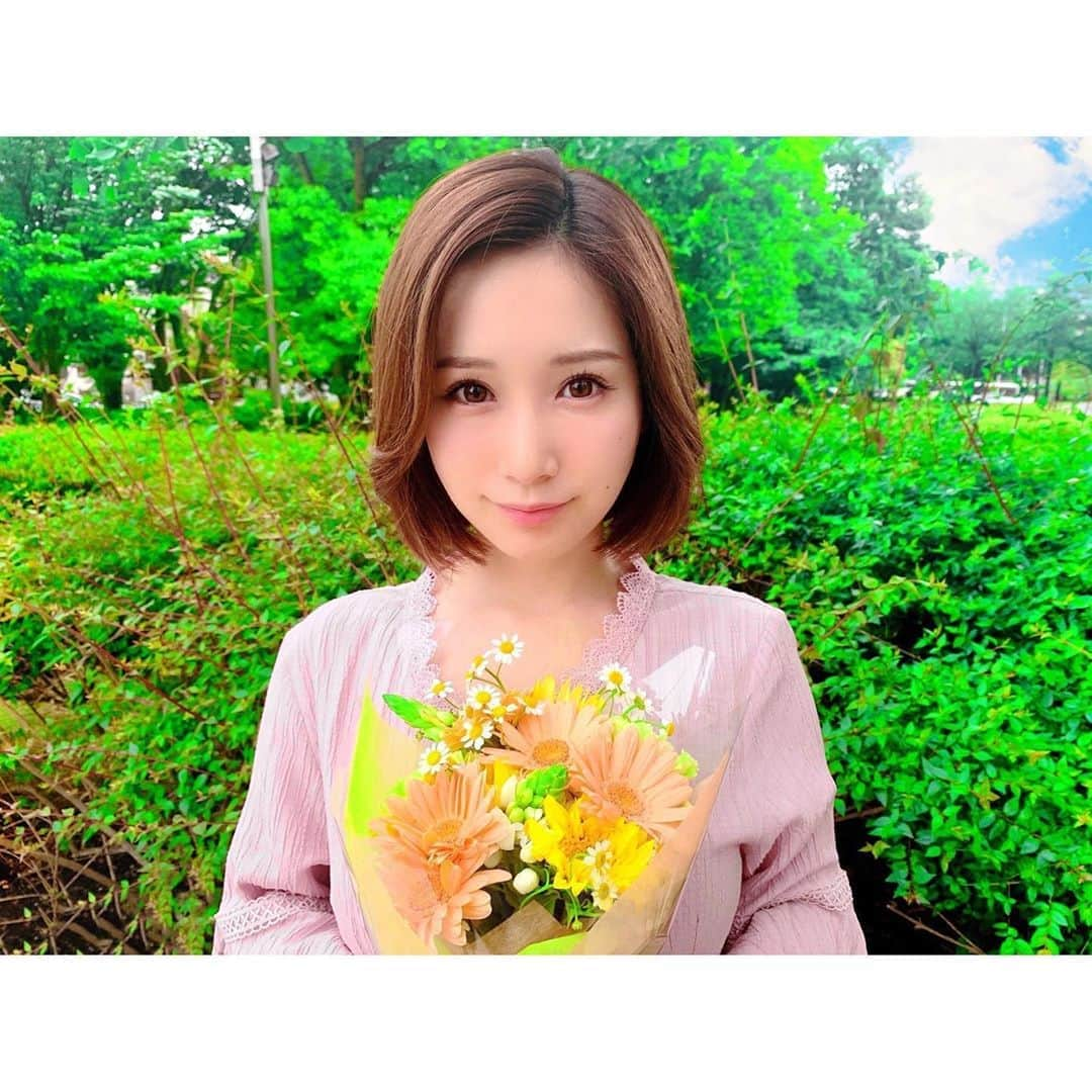 小島みなみさんのインスタグラム写真 - (小島みなみInstagram)「. . 帰り道に お花屋さん寄ったよ🌼💕 . #おうち時間 を 少しでも リラックスして過ごしたくて 最近お花を飾るのがマイブーム♪ . みてるだけで癒されるぅぅぅ☺️ . . . 今日着た　#ワンピース は またもや　@spicaglow の！ . レースも色味も 大人可愛くてお気に入り🎀 . . クーポンコード使用で1000円引き →【クーポンコード : asu202】 . . . #お花のある暮らし #花束 #Flower #flowers #春服 #ピンクコーデ #onepiece #onepiecedress  #spicaglow #spicaglowstyle #sサイズコーデ #sサイズ女子 #150cm #150cmコーデ #低身長コーデ #低身長ファッション」5月22日 19時47分 - kojima_minami_373