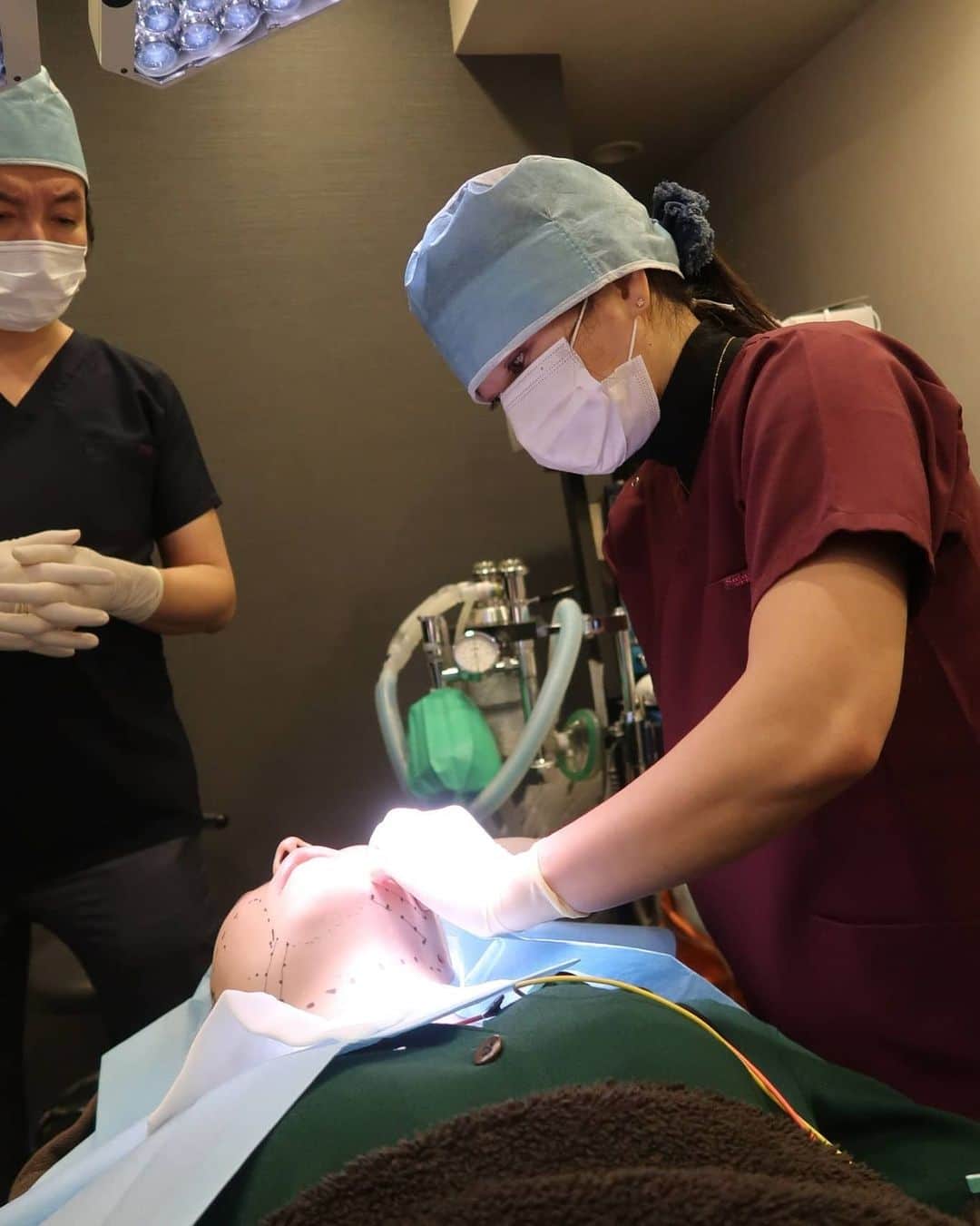 白石美緒さんのインスタグラム写真 - (白石美緒Instagram)「フェイスタイトという治療をご存知ですか？日本では東京皮膚科形成外科でのみ受けられる治療です。  昨日、東京皮膚科形成外科銀座院ではフェイスタイトの手術を行いました。今回はフェイスラインと顎下。高周波を使った最新の引き締め、引き上げ治療。詳しくはブログで❗  @doctor_mio  頬·顎下·首各¥180,000 同日に2部位 ¥300,000 同日に3部位 ¥400,000 同日にフラクトラ ¥100,000,·腫れや内出血、左 右差を起こす可能性があります。 *ごく稀に、感染·局所麻酔薬などのアレルギー を起こす場合がございます。 *効果には、個人差があります。 #東京皮膚科形成外科 #フェイスタイト #facetite #アキュタイト #accutite #RFAL #inmode #アンチエイジング #anti_aging」5月22日 19時52分 - doctor_mio