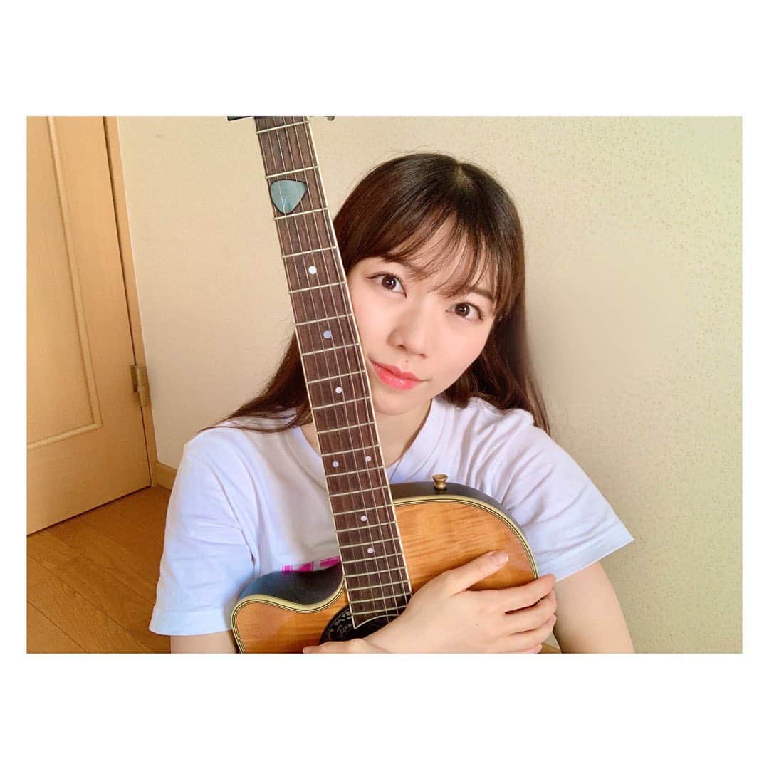 平岡映美さんのインスタグラム写真 - (平岡映美Instagram)「今日もギターの練習😊🎸 まだストロークは未熟ですが、好きな曲から、楽しく練習しております🌸 ＊ はやくお披露目できますように♡ #平岡映美 #ギター初心者 #弾き語り初心者  #感謝」5月22日 19時53分 - eimi_hiraoka_official