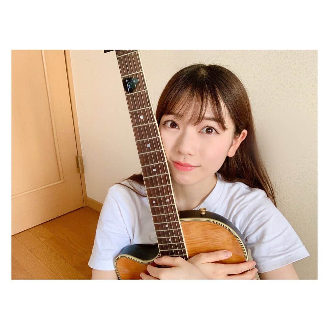 平岡映美さんのインスタグラム写真 - (平岡映美Instagram)「今日もギターの練習😊🎸 まだストロークは未熟ですが、好きな曲から、楽しく練習しております🌸 ＊ はやくお披露目できますように♡ #平岡映美 #ギター初心者 #弾き語り初心者  #感謝」5月22日 19時53分 - eimi_hiraoka_official