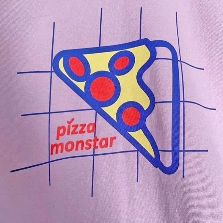 ユウキさんのインスタグラム写真 - (ユウキInstagram)「京都のピザ屋さん @pizza_monstar  PIZZA MONSTAR に Tシャツを2種デザインしたよ🍕 コロナで大変ななかだけどお店を一新して ワクワクすることがしたい！ってゆう 熱いメールもらって感激したんだ〜。 参加できてうれしい♡ 他にもげきかわなTシャツだらけだった！ 京都のみんなチェックしてみてね おちついたらピザ食べにいこっと🤲♡ #pizza #tshirtdesign #artwark」5月22日 20時00分 - yuukichan2