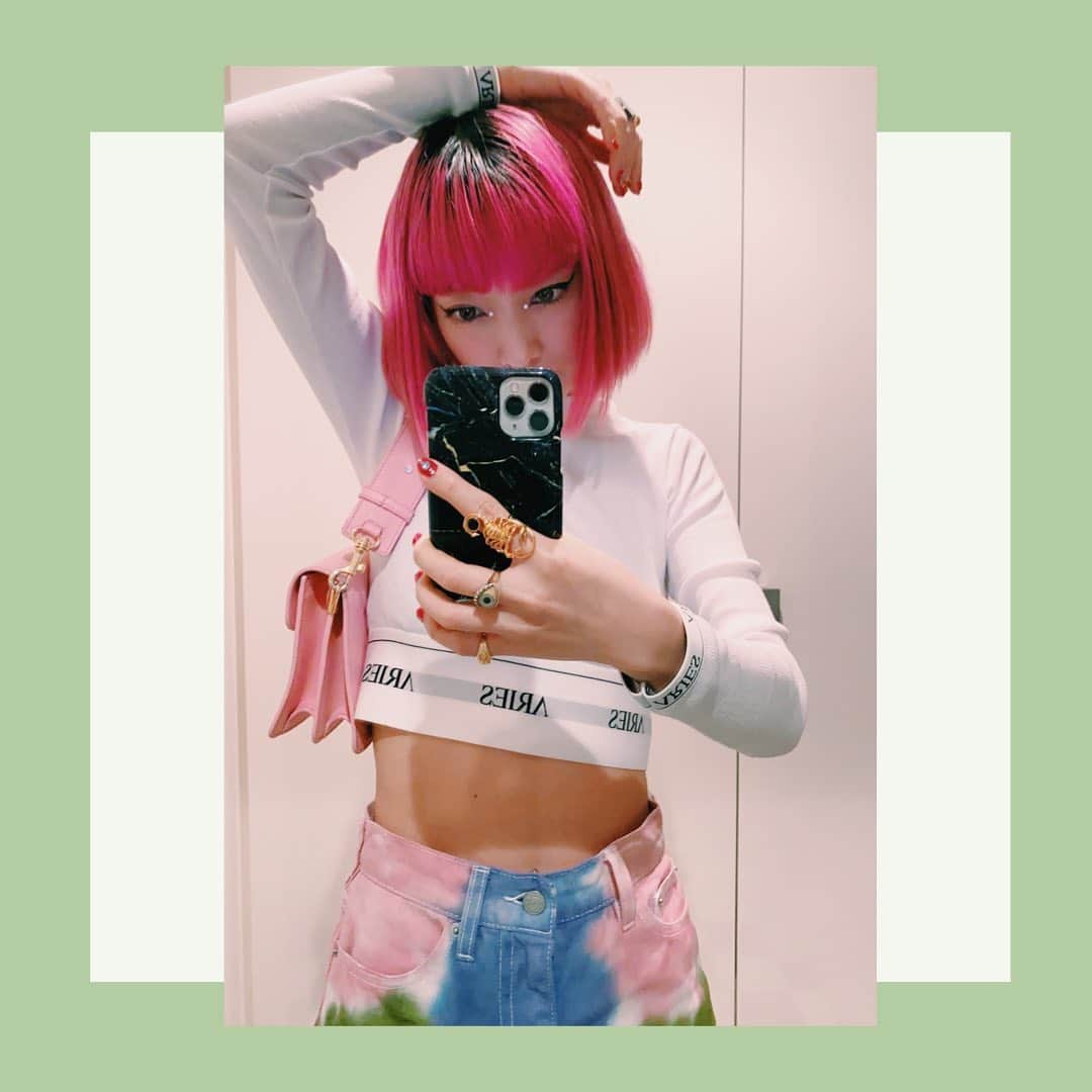 のインスタグラム：「梅雨みたいなお天気続いてるね☔️☔️☔️ jouetieのタイダイパンツがお気に入り過ぎて💋💯 我ながら良い色合いだ○ ハイウエストで、着回しも抜群🔥  TOPS @ariesarise  BOTTOM @jouetie_official  BAG @jw_anderson  SHOES @newbalance × @ariesarise  #LOVEFASHION_LOVEYOURSELF #my_foah」