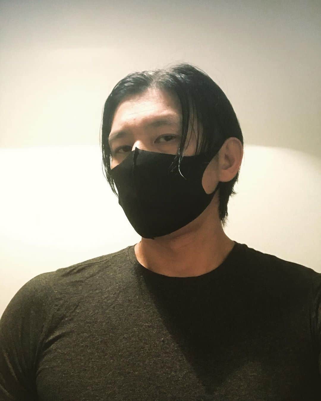 宮上元克のインスタグラム：「すっかり黒マスクにハマってしまった。 やっぱ黒い方がしっくりくるなぁ 8月末迄の仕事も全てキャンセルになったので次ドラム叩けるの早くて9月かな... ドラムがこんなにも愛おしいと思ったのは久々だ。 ああ早くお前を思いっきりぶっっ叩きたい🥁」