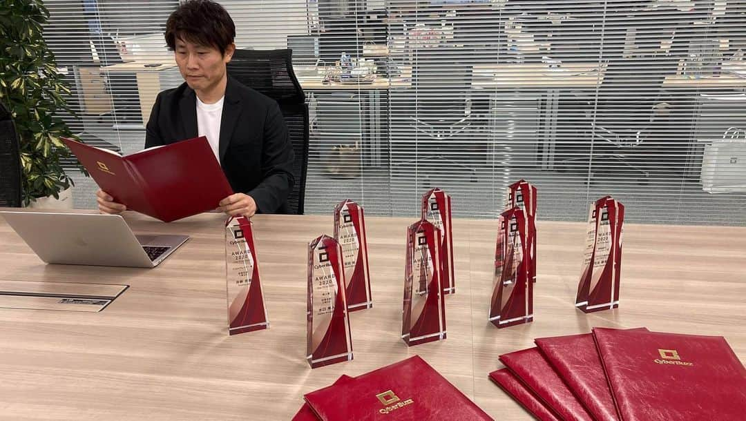 株式会社サイバー・バズのインスタグラム：「🏆半期表彰式を開催 🏆﻿ ﻿ 2020年度上半期表彰式を開催しました！﻿ 表彰式では、各職種ごとに半年間で最も活躍した社員を選出し、表彰しています！﻿ ﻿ 毎回会場を借りての実施でしたが、﻿ 新型コロナウイルスの状況を鑑みて、﻿ 今回は初めてのリモートでの開催となりました👀﻿ ﻿ 新卒社員を対象にした「新人賞」の受賞は、﻿ 営業本部の水口隼人さんに決定‼️おめでとうございます✨﻿ ﻿ チャット機能を使用し、リアルタイムでお祝いコメントを贈り合うことができるのも、﻿ オンライン表彰式ならではの醍醐味ですね🔥﻿ すごく盛り上がっていました！﻿ ﻿ 仲間の受賞を喜び合い、﻿ なかには感極まって涙する社員も…😌﻿ 受賞者スピーチでも「自分だけの力じゃなく、仲間からの助けがあってこそ」といったコメントが目立ちました。﻿ チームで支え合い、仲間を想い合う文化をこれからも大切にしていきたいですね🌿﻿ ﻿ 新人賞を受賞した水口さんの新卒1年間の振り返りインタビューを、﻿ 人事ブログで更新予定ですので、お楽しみに！🌟﻿ ﻿ 改めて受賞者のみなさん、おめでとうございます😊﻿ ﻿ ﻿ ﻿ #表彰式 #新人賞 #サイバーバズ  #リモートワーク  #在宅勤務  #営業女子 #営業男子 #先輩社員 #ベンチャー企業 #webマーケティング #インフルエンサー #インフルエンサーマーケティング #東京 #インターン #インターンシップ #新卒採用 #新卒 #就活 #就活がんばれ #就活の息抜き #就活生と繋がりたい #21卒 #21卒就活 #キャリアウーマン #shibuya #tokyo #business」