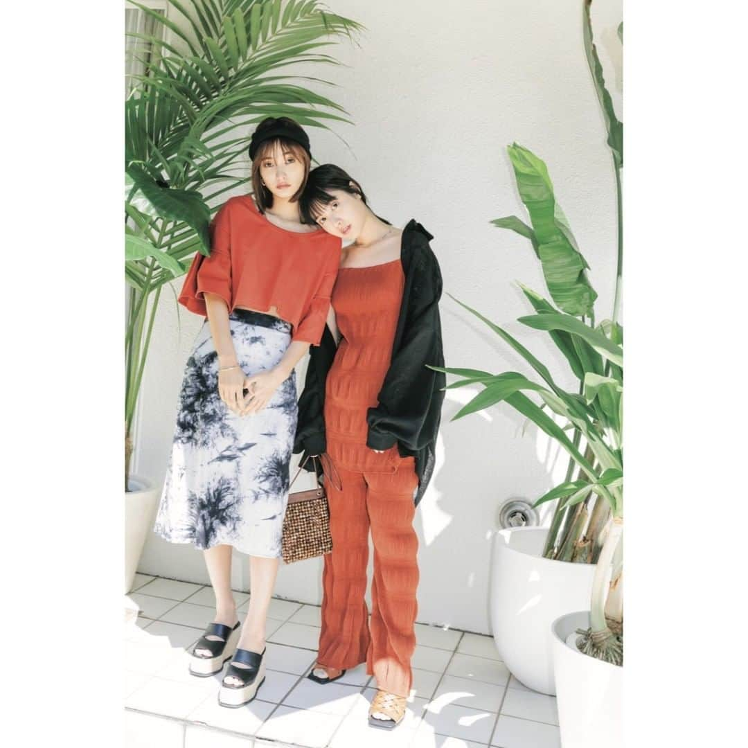 EMODAさんのインスタグラム写真 - (EMODAInstagram)「ㅤㅤㅤ  EMODA×JELLY 掲載  ㅤㅤㅤㅤㅤㅤ ㅤㅤ 〈Left〉 ・RAMDOM STITCH T/S ¥3,900+tax ・CUT FLARE SK ¥5,400+tax ・DEFORMATION COMPACT PIERCE ¥1,900+taxㅤㅤㅤㅤㅤㅤ ・OVAL HOOP BRACELET ¥2,900+tax ・VOLUME WIDE HAIR BAND ¥2,500+tax ・CUTTING BULKY SANDALS ¥11,800+tax ㅤㅤ 〈Right〉 ・SHIRRING BOX CAMI ¥4,900+tax ・SHIRRING ROUGH PT ¥5,900+tax ・BOY'S AIRY SH ¥5,900+taxㅤㅤㅤㅤㅤㅤ ・SNAKE CHAIN NC ¥2,300+tax ・SMALL SIZE BEADS BAG ¥7,900+tax ・COVER BULKY BRAID SANDALS ¥9,800+taxㅤㅤㅤㅤㅤㅤㅤㅤㅤㅤㅤㅤㅤㅤㅤ  ㅤㅤㅤㅤ RUNWAYchannelにて掲載アイテムも公開中!! プロフィール（ @emoda_official ）のURLからチェック✔ ㅤㅤㅤ  ㅤㅤㅤ #EMODA #RUNWAYchannel #JELLY #安井レイ #松本愛 @emoda_snap ㅤㅤㅤㅤ」5月22日 20時01分 - emoda_official