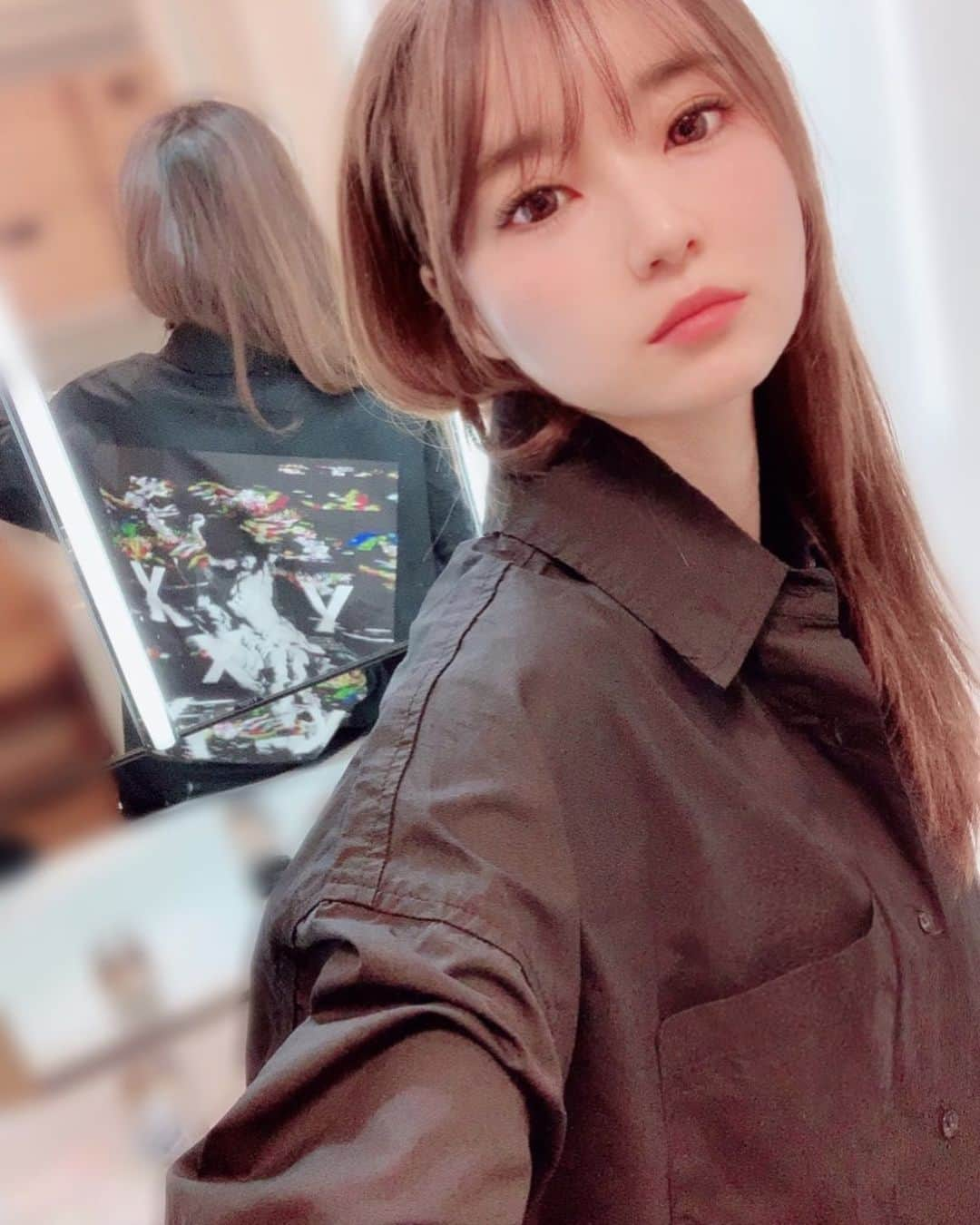 小越しほみさんのインスタグラム写真 - (小越しほみInstagram)「背中のグラフィックがおされでしょ🦖 ・ なんとなくオーラルっぽいって勝手に思ってる👁‍🗨 ・ オーラルもナンバガもラルクもBiSHも ライブいけなかったなぁ🥺 ・ 前みたいにライブに行ける日々が 早く戻ってきますように🙏🏻 ・ ・ ・ ・ ・ #xxxytokyo #黒シャツ #instafashion #live #theoralcigarettes #numbergirl #larcenciel #bish #black #黒 #グラフィック #graphic #selfie #自撮り #japanesegirl」5月22日 20時01分 - shihomi1129