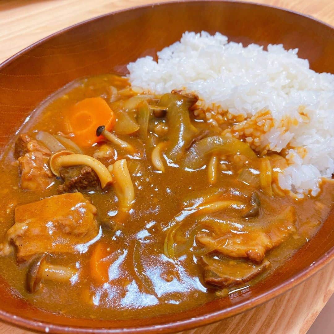 山西章博のインスタグラム：「今日のご飯。数日前に作った牛すじ大根でカレーなのさ！ #牛すじ大根 #国産牛すじ #100g128円  #圧力鍋 #ティファール #牛すじカレー  #大根入れなかった #大根は食べちゃった #初心者主夫」